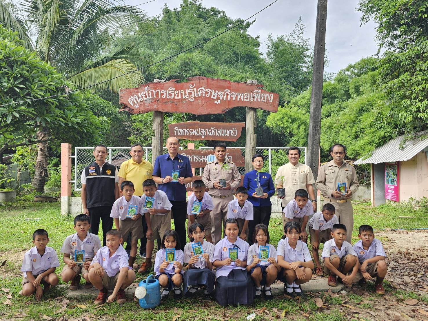 พช.หนองคาย ลงพื้นที่ถอดบทเรียนความสำเร็จของผู้นำสตรีในการแก้ไขปัญหาความยากจน และส่งเสริมการสร้างความมั่นคงทางอาหารสู่สถานศึกษา ในพื้นที่อำเภอเฝ้าไร่