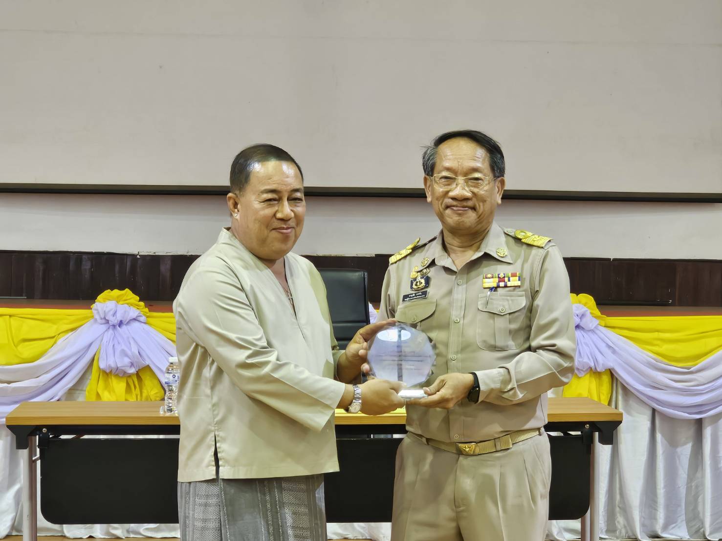 พช.หนองคาย ร่วมการประชุมคณะกรมการจังหวัดและหัวหน้าส่วนราชการประจำจังหวัด ครั้งที่ 6/2567 และพิธีมอบโล่รางวัลการประกวดสุดยอดผ้าจังหวัดหนองคาย