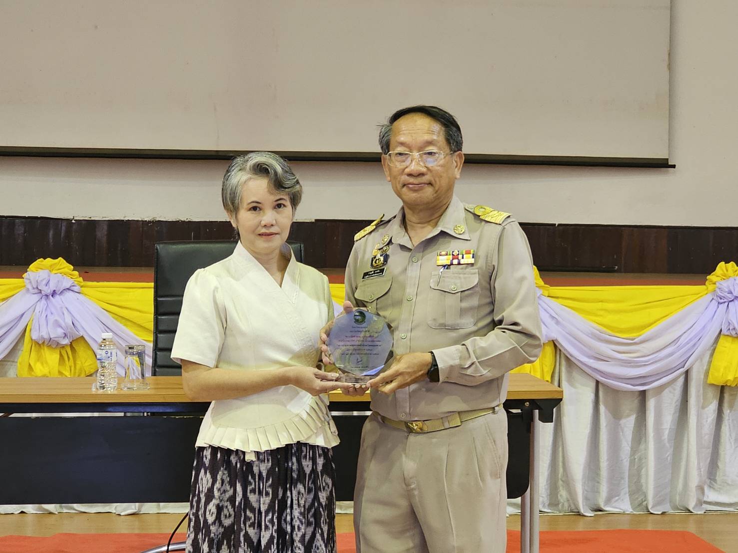 พช.หนองคาย ร่วมการประชุมคณะกรมการจังหวัดและหัวหน้าส่วนราชการประจำจังหวัด ครั้งที่ 6/2567 และพิธีมอบโล่รางวัลการประกวดสุดยอดผ้าจังหวัดหนองคาย