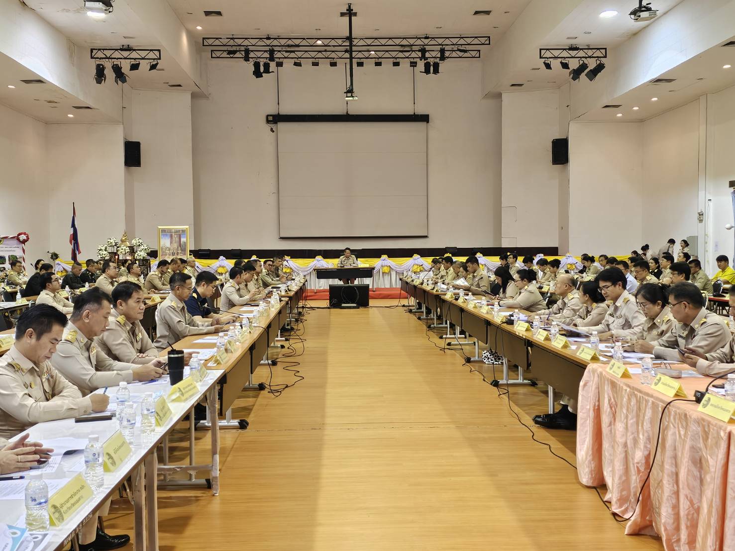 พช.หนองคาย ร่วมการประชุมคณะกรมการจังหวัดและหัวหน้าส่วนราชการประจำจังหวัด ครั้งที่ 6/2567 และพิธีมอบโล่รางวัลการประกวดสุดยอดผ้าจังหวัดหนองคาย