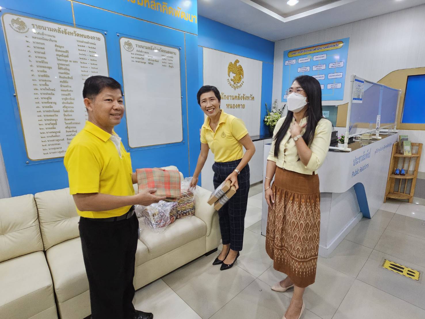 พช.หนองคาย ส่งเสริมช่องทางการตลาด สินค้า OTOP กลุ่มผ้าทอมือบ้านตาดทอง อ.รัตนวาปี ปลุกกระแสผ้าไทย สร้างรายได้สู่ชุมชน