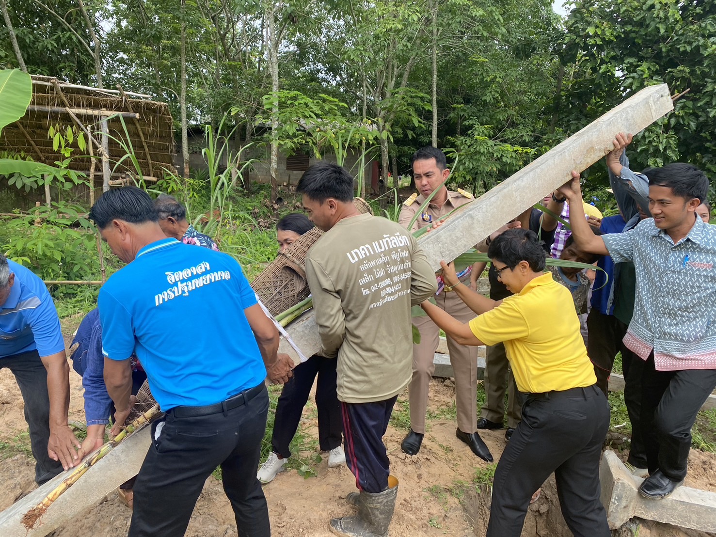 พช.หนองคาย มุ่งพัฒนาครัวเรือนให้มีคุณภาพชีวิตที่ดีขึ้น ร่วมพิธียกเสาเอกบ้านห่วงใยจากใจ GLO ปี 2566 อำเภอรัตนวาปี