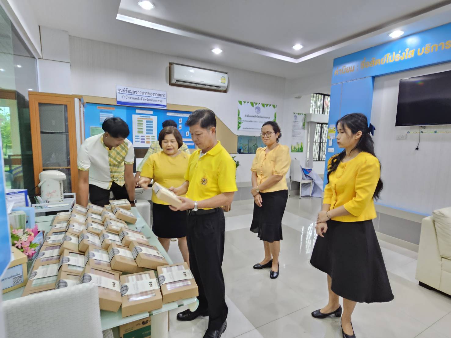 พช.หนองคาย ส่งเสริมช่องทางการตลาด สินค้า OTOP กลุ่มผ้าทอมือบ้านตาดทอง อ.รัตนวาปี ปลุกกระแสผ้าไทย สร้างรายได้สู่ชุมชน