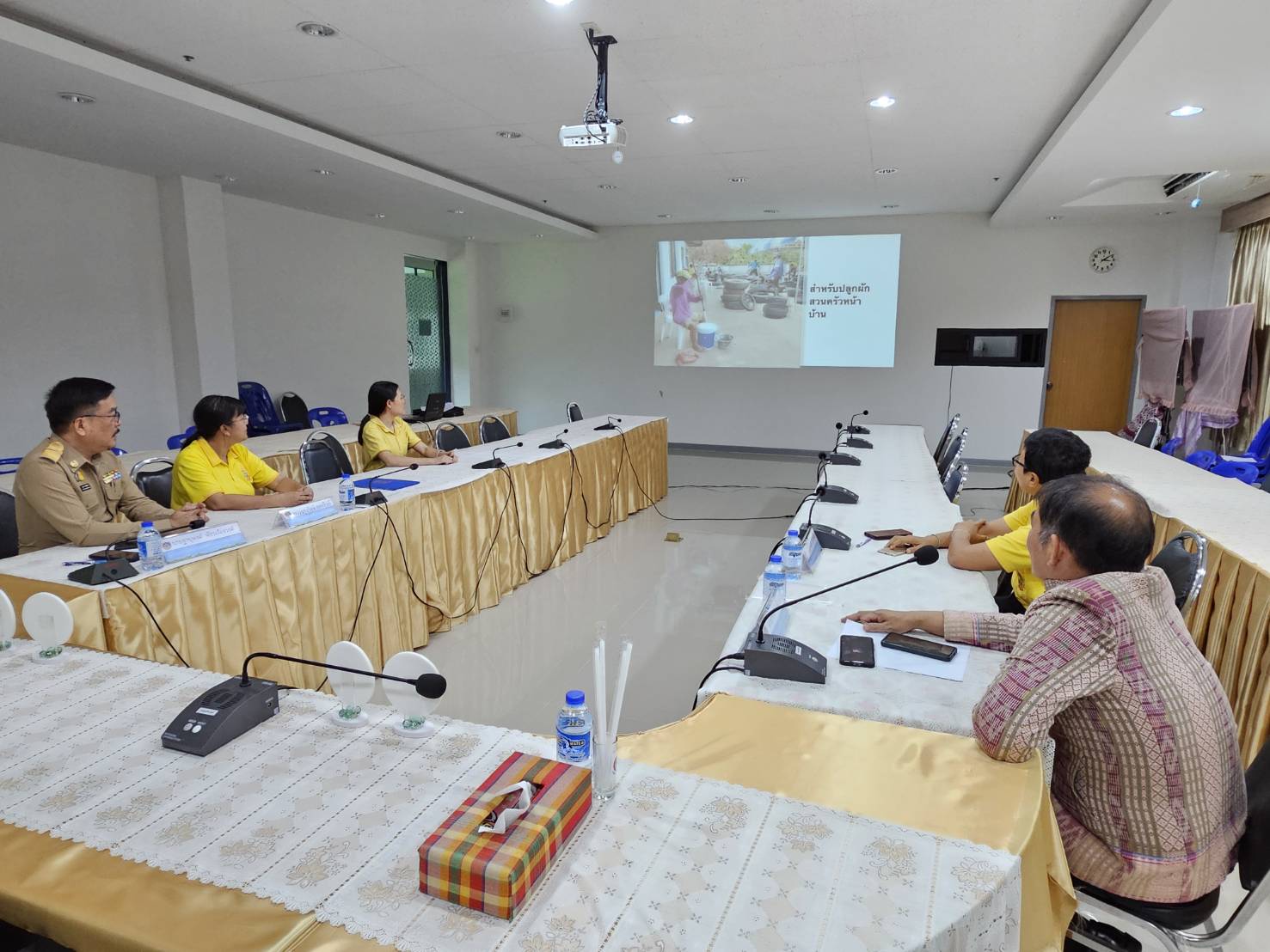 พช.หนองคาย ประชุมพิจารณาคัดเลือกพื้นที่เป้าหมาย ขับเคลื่อนโครงการการน้อมนำแนวพระราชดำริฯ การปลูกผักสวนครัว เพื่อสร้างความมั่นคงทางอาหาร เพื่อพัฒนาต่อยอดสู่ความมั่นคง อย่างยั่งยืน