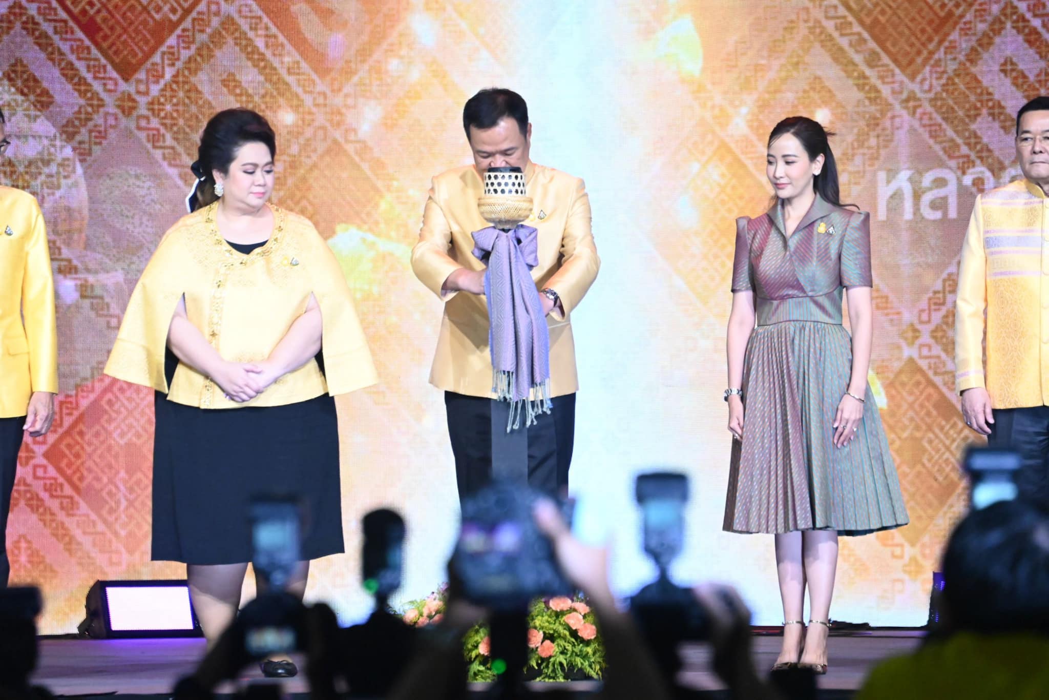 จ.หนองคาย ร่วมพิธีเปิดงาน “OTOP Midyear 2024 หลากหลายผลิตภัณฑ์สีสันภูมิปัญญาไทย” นำผู้ผลิต ผู้ประกอบการ OTOP ส่งเสริมช่องทางการตลาด สร้างรายได้สู่ชุมชน