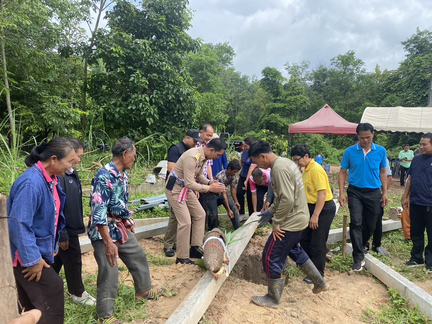 พช.หนองคาย มุ่งพัฒนาครัวเรือนให้มีคุณภาพชีวิตที่ดีขึ้น ร่วมพิธียกเสาเอกบ้านห่วงใยจากใจ GLO ปี 2566 อำเภอรัตนวาปี