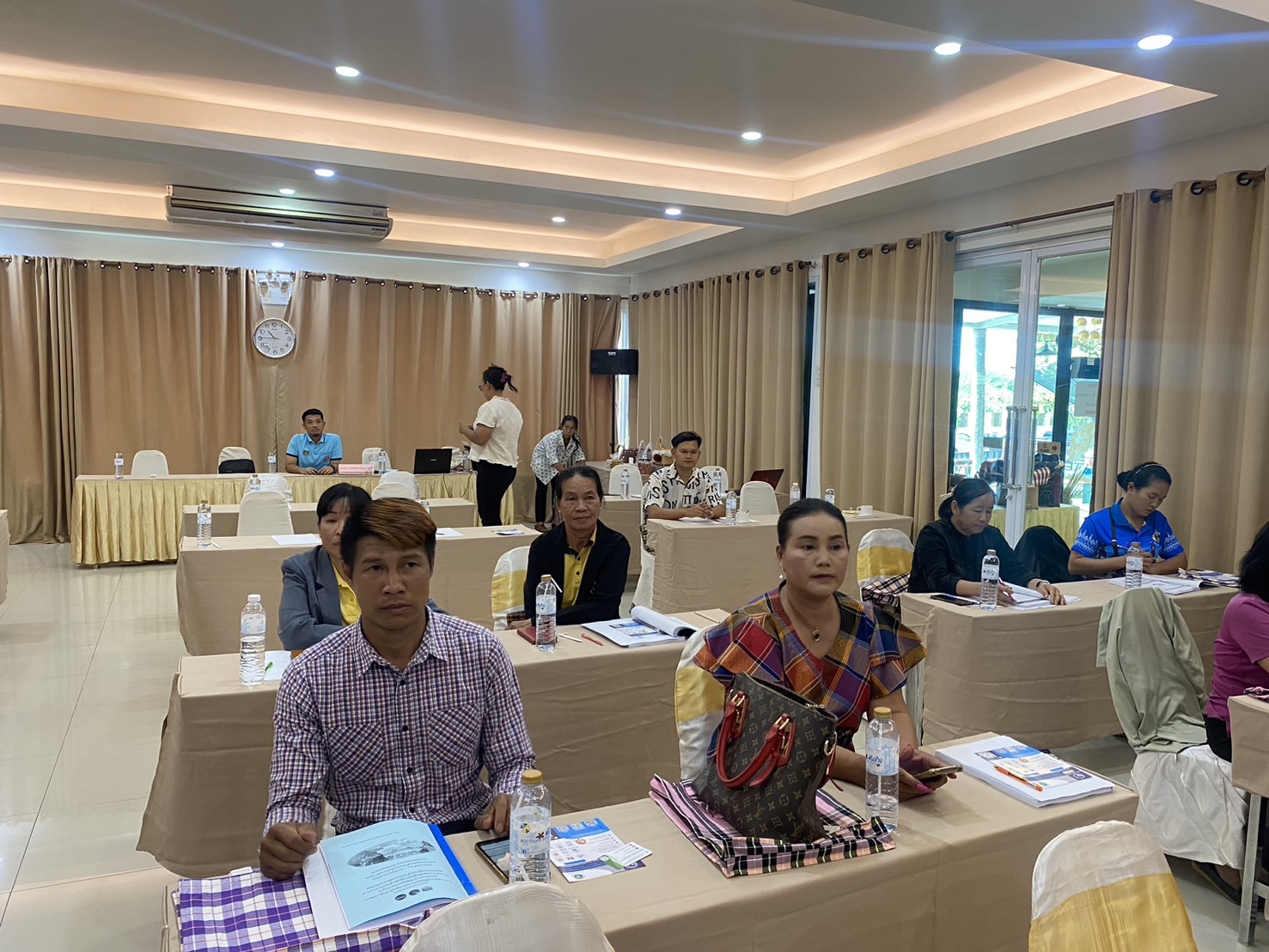 พช.จังหวัดหนองคาย ดำเนินโครงการพัฒนาผลิตภัณฑ์ OTOP กลุ่มปรับตัว สู่การพัฒนา (Quadrant D) ให้มีคุณภาพมาตรฐาน