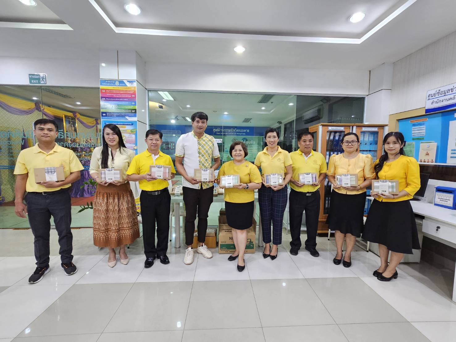 พช.หนองคาย ส่งเสริมช่องทางการตลาด สินค้า OTOP กลุ่มผ้าทอมือบ้านตาดทอง อ.รัตนวาปี ปลุกกระแสผ้าไทย สร้างรายได้สู่ชุมชน