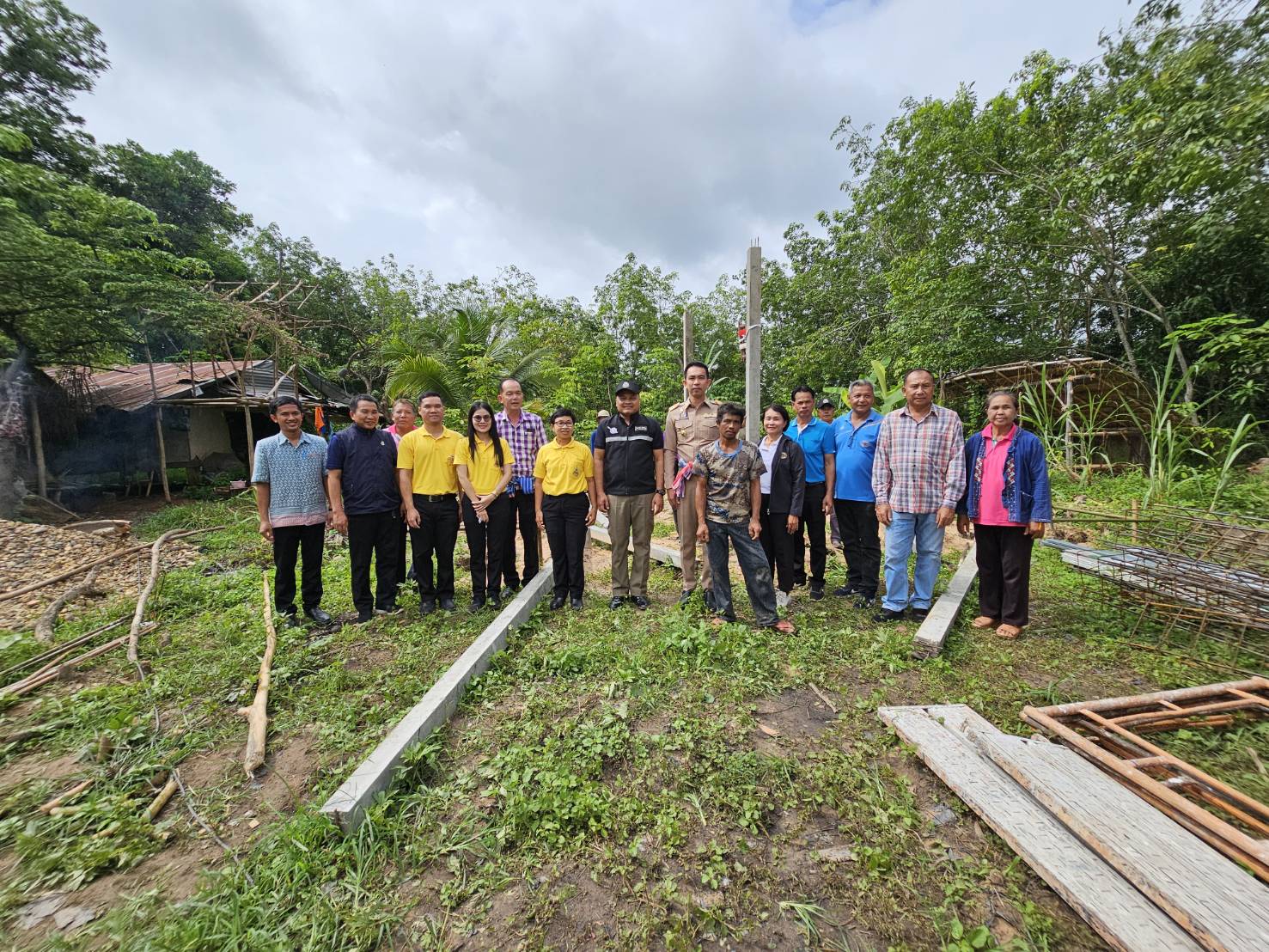 พช.หนองคาย มุ่งพัฒนาครัวเรือนให้มีคุณภาพชีวิตที่ดีขึ้น ร่วมพิธียกเสาเอกบ้านห่วงใยจากใจ GLO ปี 2566 อำเภอรัตนวาปี