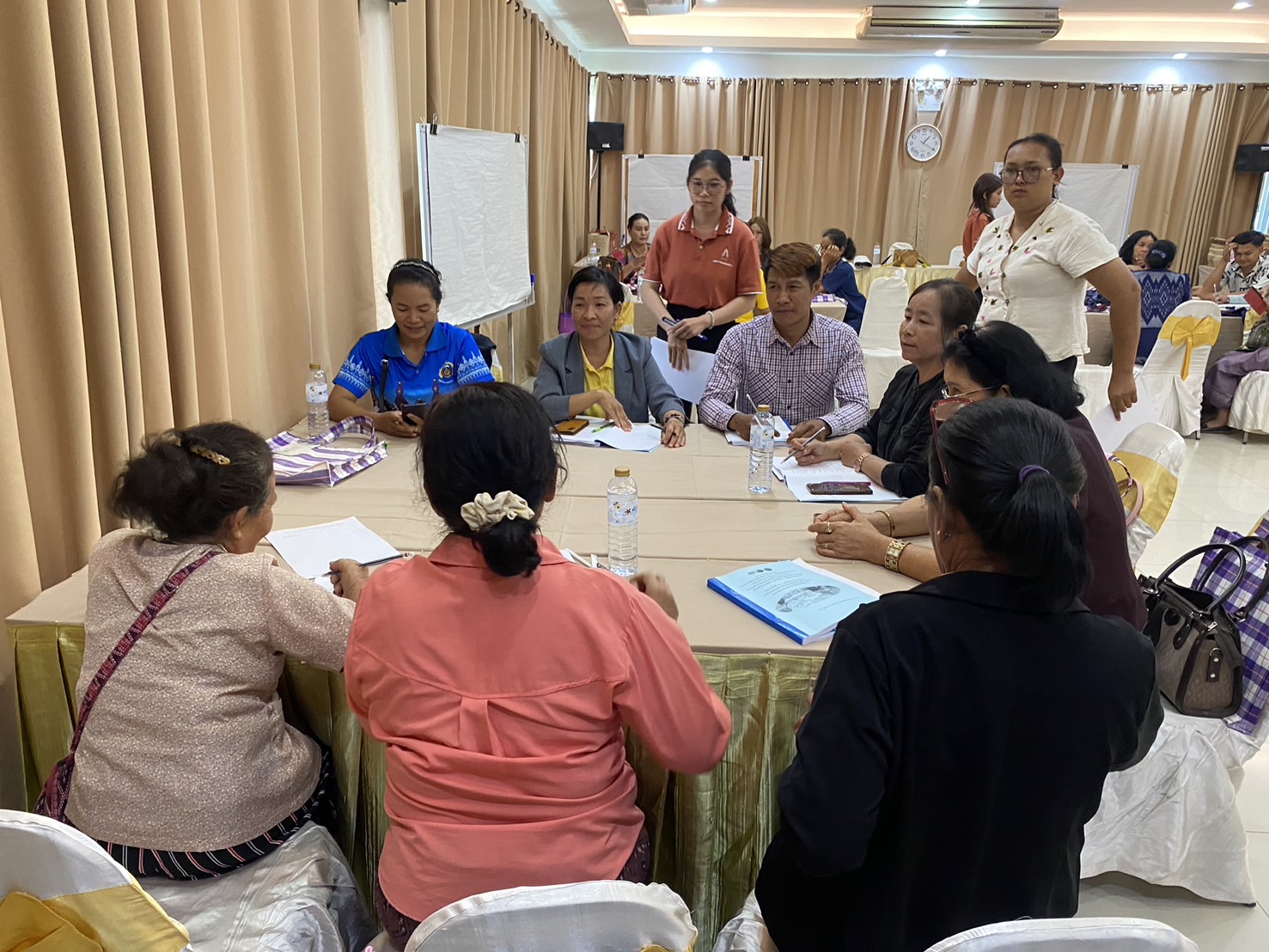 พช.จังหวัดหนองคาย ดำเนินโครงการพัฒนาผลิตภัณฑ์ OTOP กลุ่มปรับตัว สู่การพัฒนา (Quadrant D) ให้มีคุณภาพมาตรฐาน