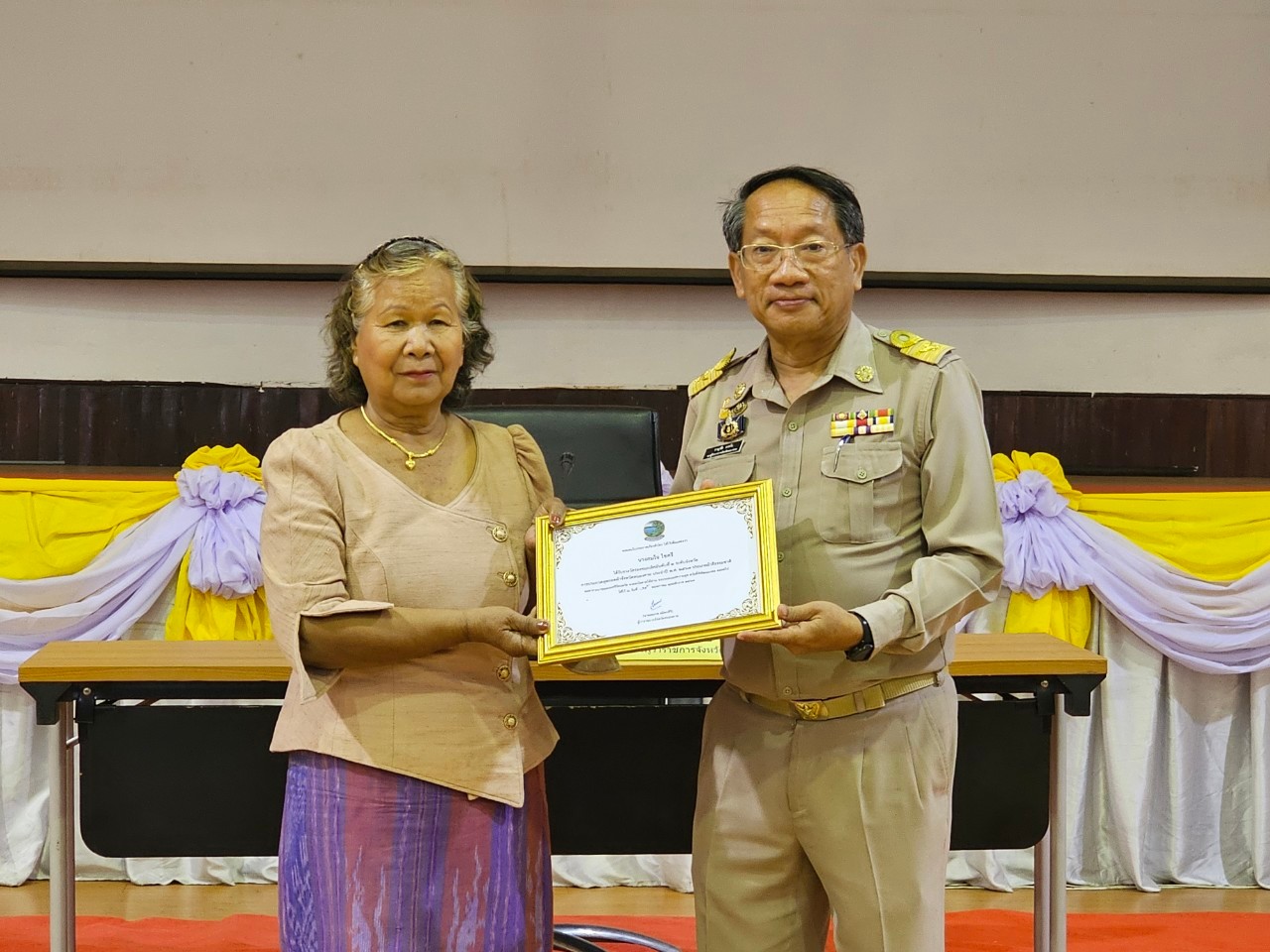 พช.หนองคาย ร่วมการประชุมคณะกรมการจังหวัดและหัวหน้าส่วนราชการประจำจังหวัด ครั้งที่ 6/2567 และพิธีมอบโล่รางวัลการประกวดสุดยอดผ้าจังหวัดหนองคาย
