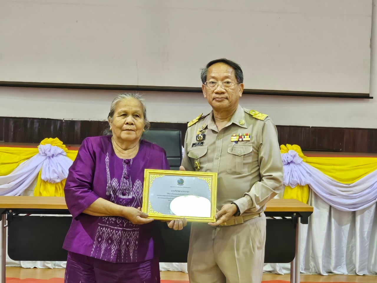 พช.หนองคาย ร่วมการประชุมคณะกรมการจังหวัดและหัวหน้าส่วนราชการประจำจังหวัด ครั้งที่ 6/2567 และพิธีมอบโล่รางวัลการประกวดสุดยอดผ้าจังหวัดหนองคาย