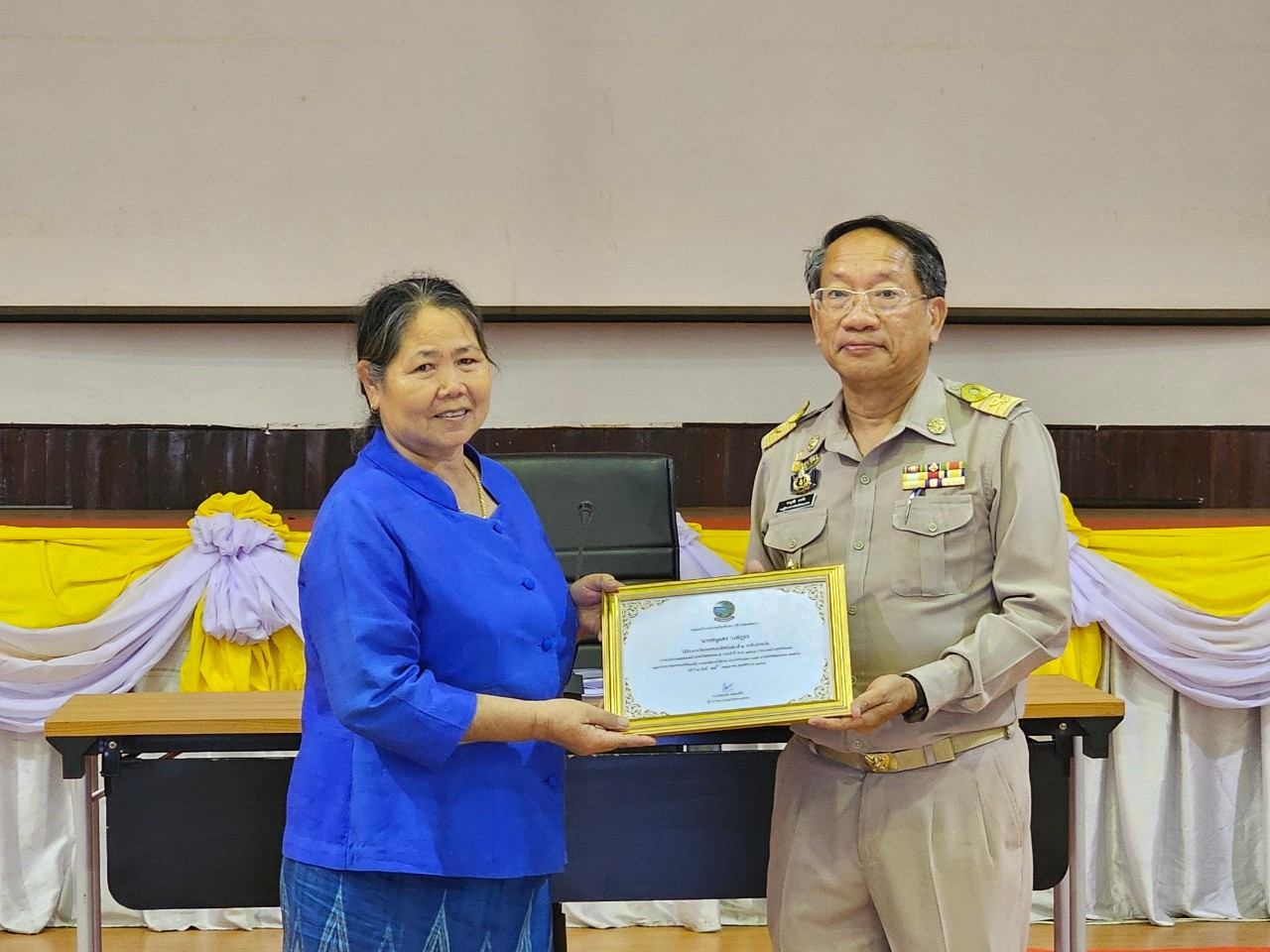 พช.หนองคาย ร่วมการประชุมคณะกรมการจังหวัดและหัวหน้าส่วนราชการประจำจังหวัด ครั้งที่ 6/2567 และพิธีมอบโล่รางวัลการประกวดสุดยอดผ้าจังหวัดหนองคาย