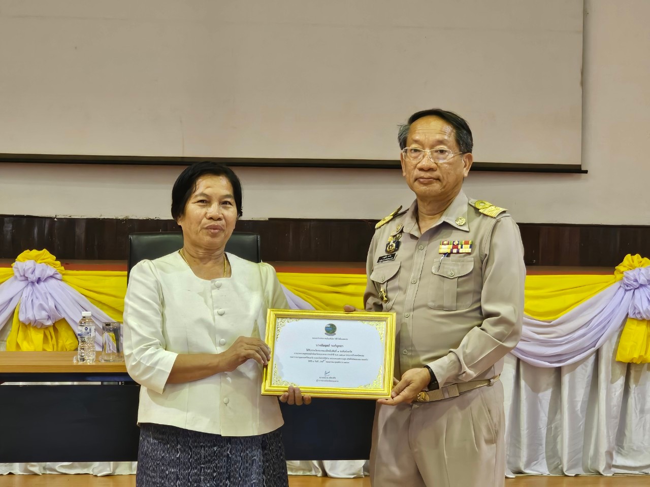 พช.หนองคาย ร่วมการประชุมคณะกรมการจังหวัดและหัวหน้าส่วนราชการประจำจังหวัด ครั้งที่ 6/2567 และพิธีมอบโล่รางวัลการประกวดสุดยอดผ้าจังหวัดหนองคาย