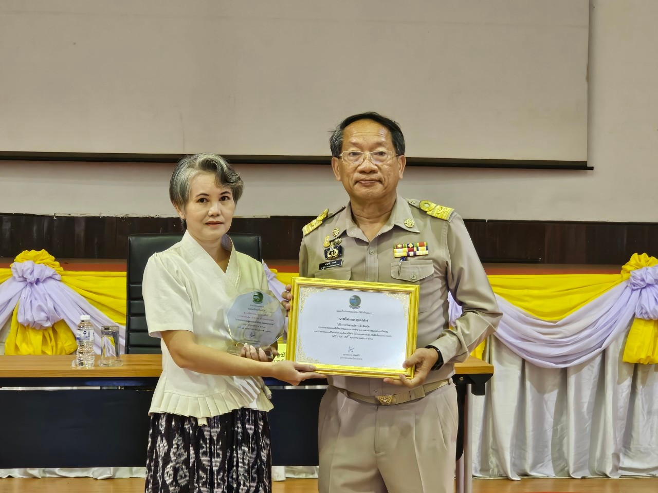 พช.หนองคาย ร่วมการประชุมคณะกรมการจังหวัดและหัวหน้าส่วนราชการประจำจังหวัด ครั้งที่ 6/2567 และพิธีมอบโล่รางวัลการประกวดสุดยอดผ้าจังหวัดหนองคาย