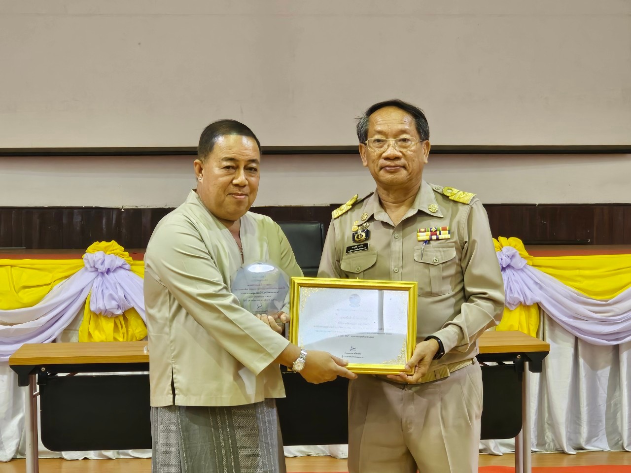 พช.หนองคาย ร่วมการประชุมคณะกรมการจังหวัดและหัวหน้าส่วนราชการประจำจังหวัด ครั้งที่ 6/2567 และพิธีมอบโล่รางวัลการประกวดสุดยอดผ้าจังหวัดหนองคาย