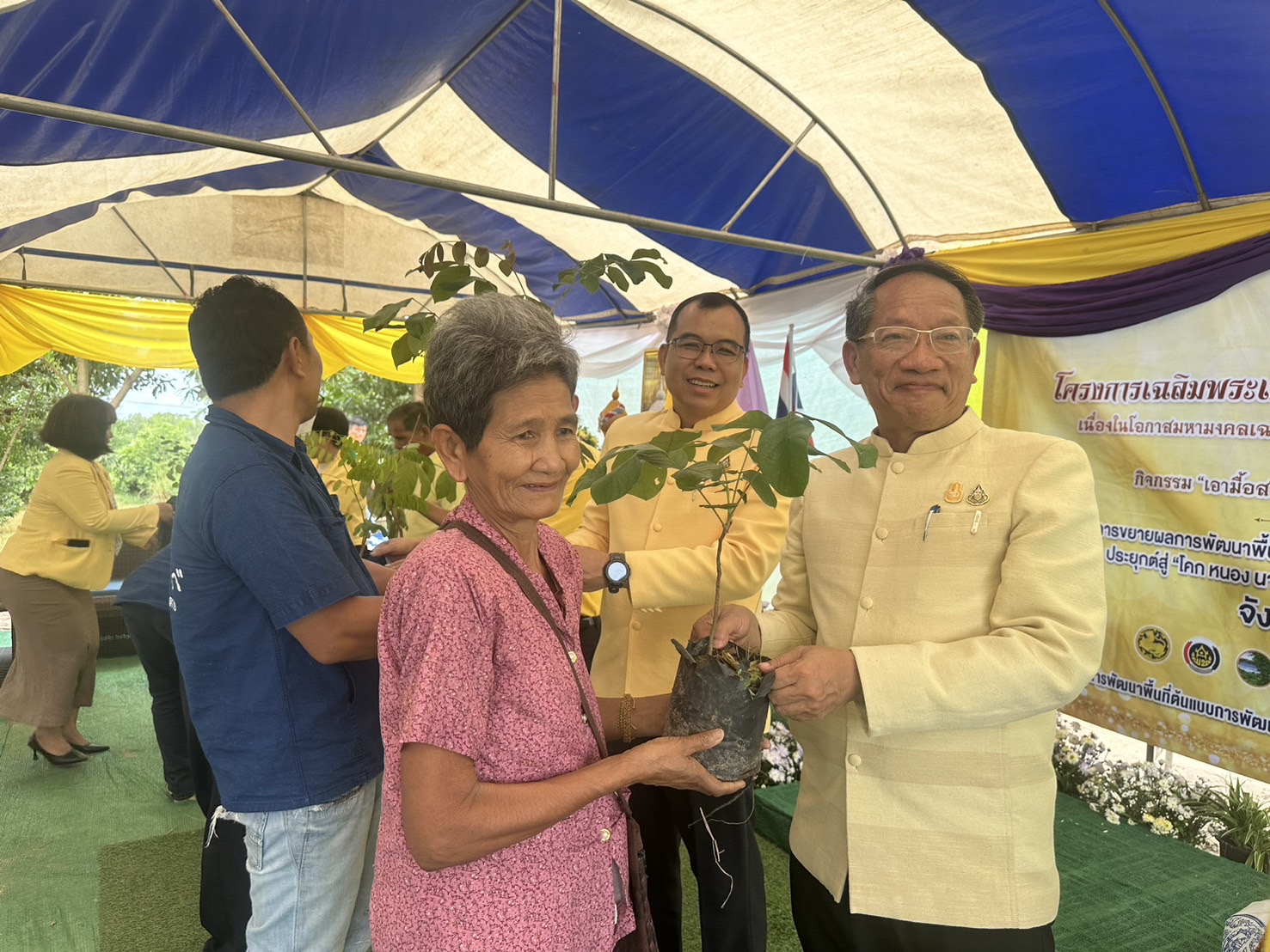 พช.หนองคาย น้อมนำหลักปรัชญาของเศรษฐกิจพอเพียงผ่านการดำเนินโครงการเฉลิมพระเกียรติพระบาทสมเด็จพระเจ้าอยู่หัว เนื่องในโอกาสมหามงคลเฉลิมพระชนมพรรษา 6 รอบ 28 กรกฎาคม 2567 ณ ศูนย์เรียนรู้ “โคก หนอง นา โมเดล” อำเภอโพธิ์ตาก