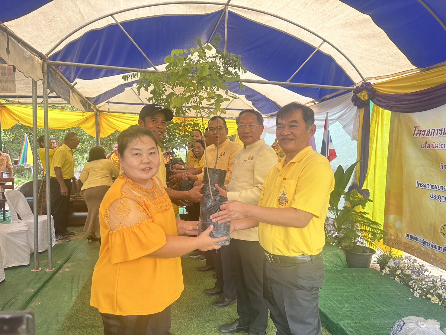 พช.หนองคาย น้อมนำหลักปรัชญาของเศรษฐกิจพอเพียงผ่านการดำเนินโครงการเฉลิมพระเกียรติพระบาทสมเด็จพระเจ้าอยู่หัว เนื่องในโอกาสมหามงคลเฉลิมพระชนมพรรษา 6 รอบ 28 กรกฎาคม 2567 ณ ศูนย์เรียนรู้ “โคก หนอง นา โมเดล” อำเภอโพธิ์ตาก