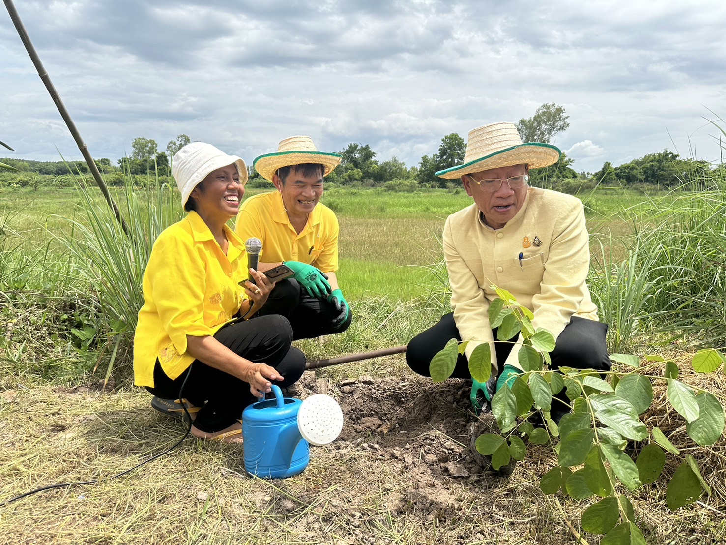 พช.หนองคาย น้อมนำหลักปรัชญาของเศรษฐกิจพอเพียงผ่านการดำเนินโครงการเฉลิมพระเกียรติพระบาทสมเด็จพระเจ้าอยู่หัว เนื่องในโอกาสมหามงคลเฉลิมพระชนมพรรษา 6 รอบ 28 กรกฎาคม 2567 ณ ศูนย์เรียนรู้ “โคก หนอง นา โมเดล” อำเภอโพธิ์ตาก