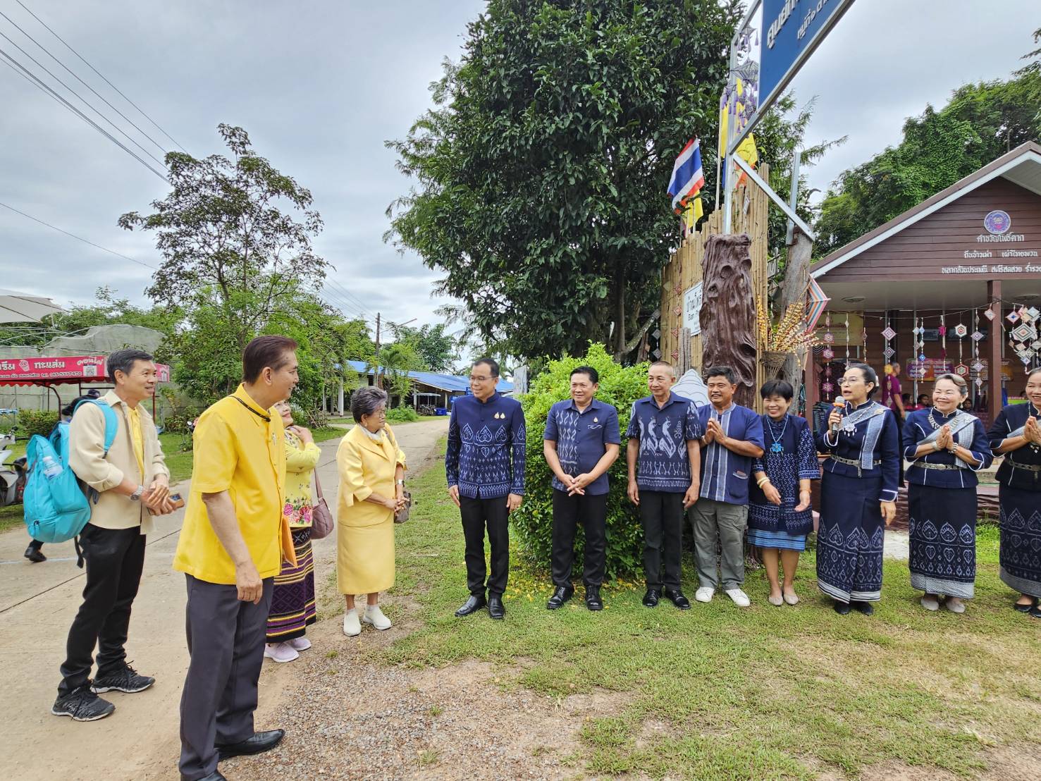 พช.หนองคาย จับมือกลุ่มวิสาหกิจชุมชนทอผ้าพื้นเมืองบ้านโพธิ์ตาก เข้ารับการคัดเลือกหมู่บ้านหัตถกรรมเพื่อเข้ารับรางวัล ”หม่อมงามจิตต์ บุรฉัตร” รางวัลสร้างเสริมคนดีมีคุณธรรม ประจำปี 2567