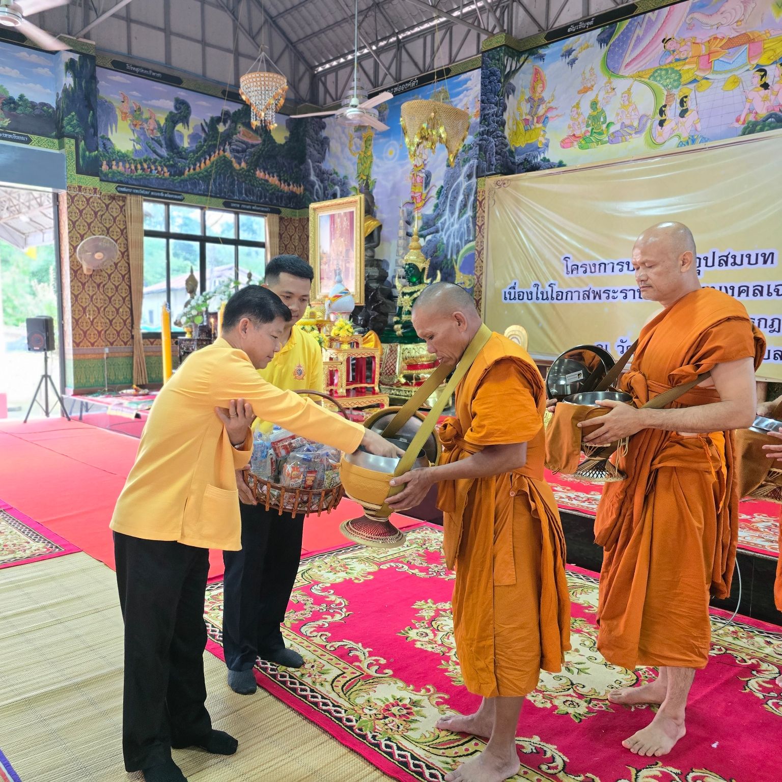 พช.หนองคาย ร่วมเป็นเจ้าภาพพิธีทำบุญตักบาตรและร่วมอุปถัมภ์พระภิษุ โครงการบรรพชาอุปสมบท เฉลิมพระเกียรติพระบาทสมเด็จพระเจ้าอยู่หัว เนื่องในโอกาสมหามงคลเฉลิมพระชนมพรรษา 6 รอบ 28 กรกฎาคม 2567