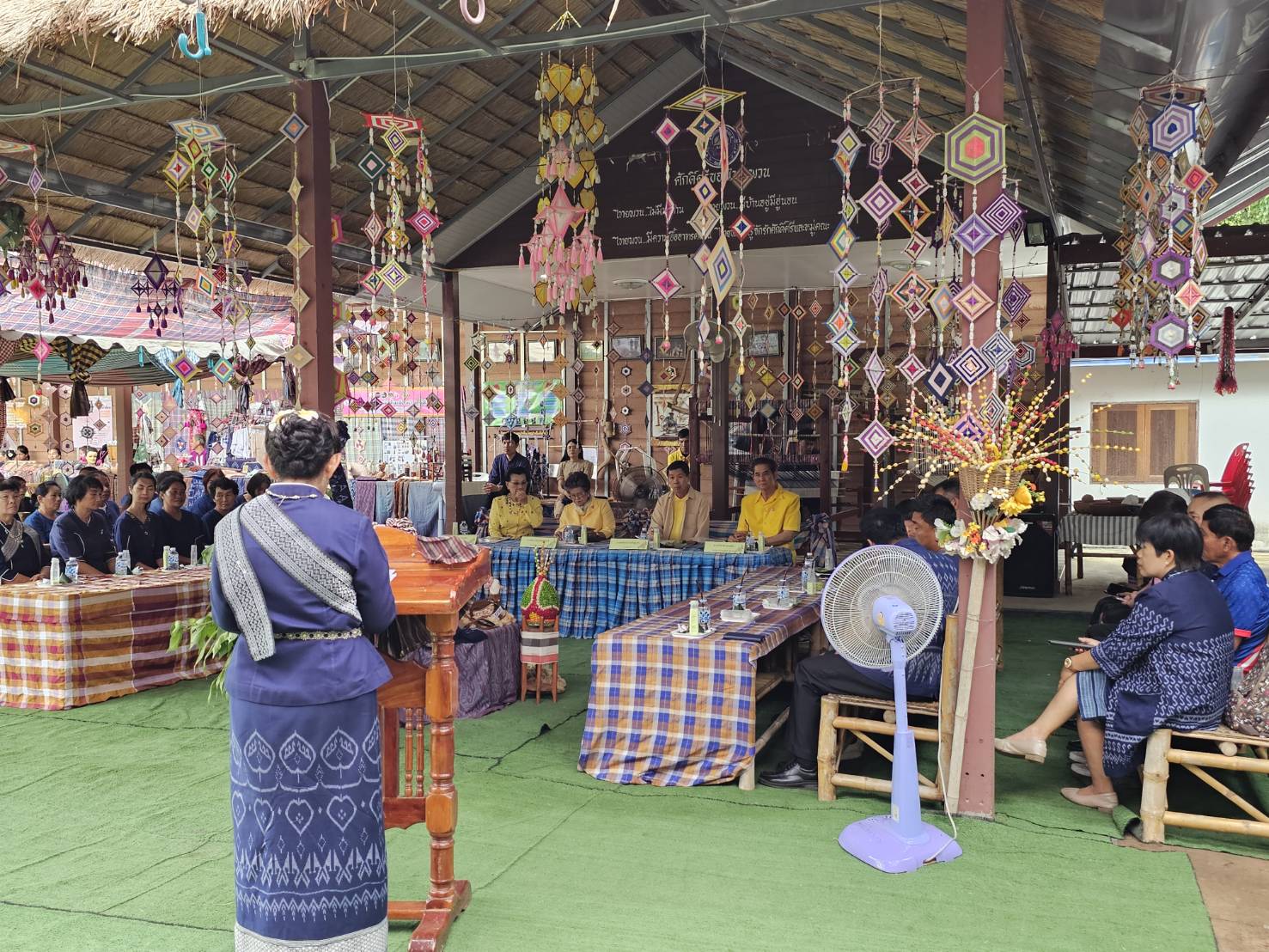 พช.หนองคาย จับมือกลุ่มวิสาหกิจชุมชนทอผ้าพื้นเมืองบ้านโพธิ์ตาก เข้ารับการคัดเลือกหมู่บ้านหัตถกรรมเพื่อเข้ารับรางวัล ”หม่อมงามจิตต์ บุรฉัตร” รางวัลสร้างเสริมคนดีมีคุณธรรม ประจำปี 2567