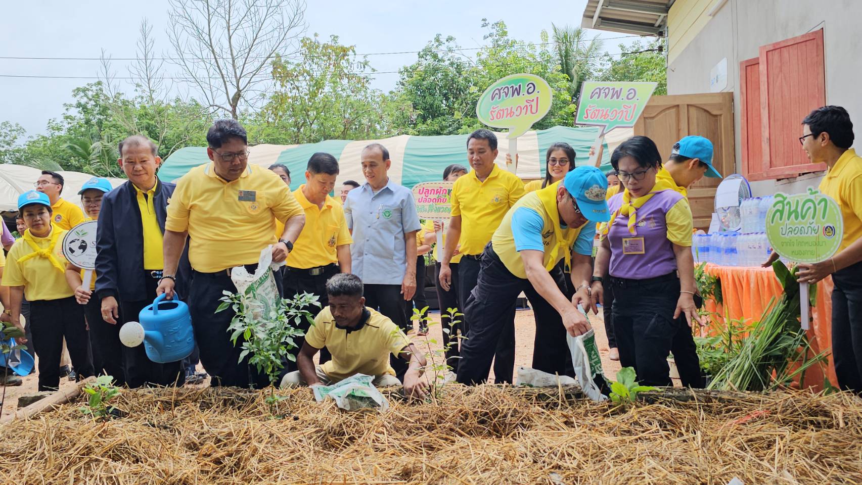 ผู้ว่าฯหนองคาย ขับเคลื่อนการขจัดความยากจน ส่งมอบบ้านห่วงใยจากใจ GLO ประจำปี 2566 ให้ครัวเรือนเป้าหมาย TPMAP อ.รัตนวาปี