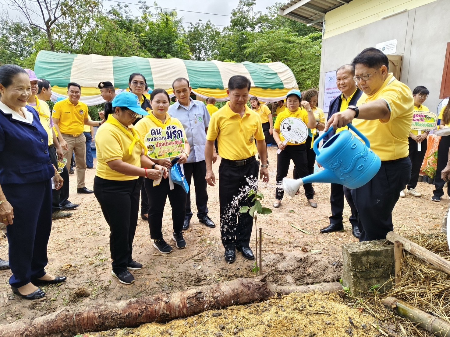 ผู้ว่าฯหนองคาย ขับเคลื่อนการขจัดความยากจน ส่งมอบบ้านห่วงใยจากใจ GLO ประจำปี 2566 ให้ครัวเรือนเป้าหมาย TPMAP อ.รัตนวาปี