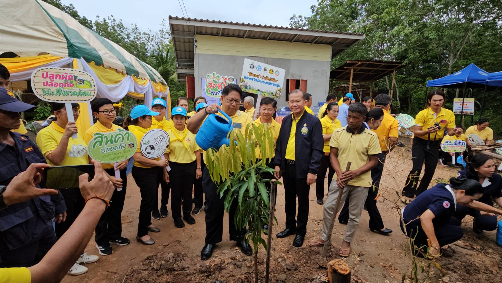 ผู้ว่าฯหนองคาย ขับเคลื่อนการขจัดความยากจน ส่งมอบบ้านห่วงใยจากใจ GLO ประจำปี 2566 ให้ครัวเรือนเป้าหมาย TPMAP อ.รัตนวาปี