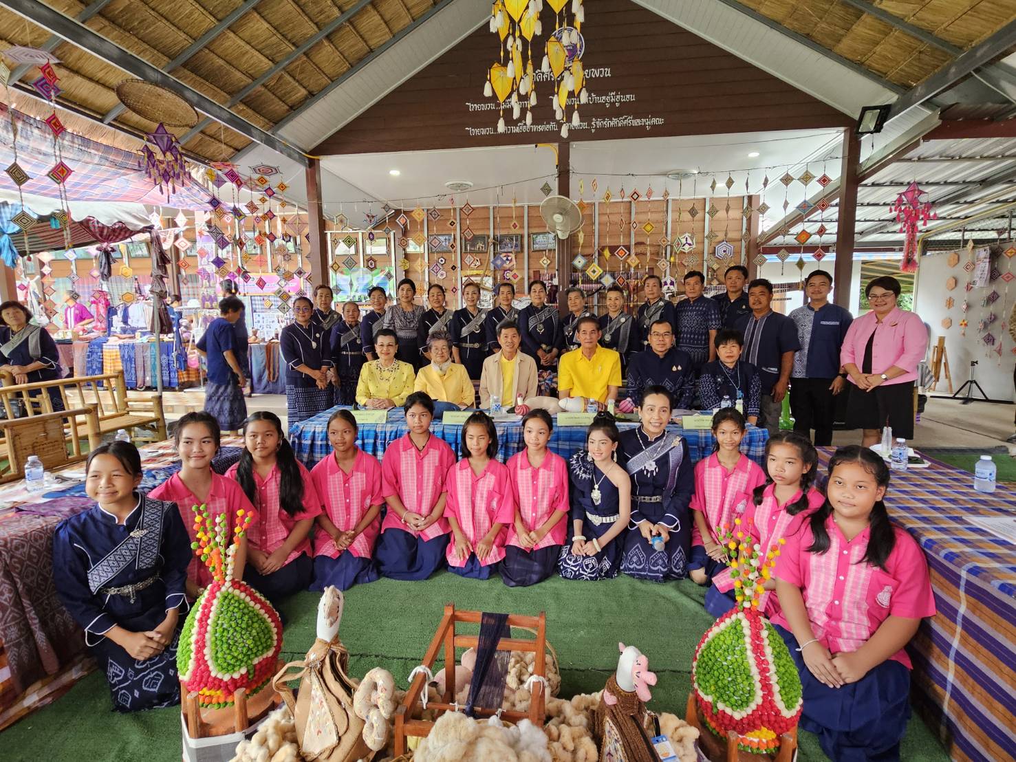 พช.หนองคาย จับมือกลุ่มวิสาหกิจชุมชนทอผ้าพื้นเมืองบ้านโพธิ์ตาก เข้ารับการคัดเลือกหมู่บ้านหัตถกรรมเพื่อเข้ารับรางวัล ”หม่อมงามจิตต์ บุรฉัตร” รางวัลสร้างเสริมคนดีมีคุณธรรม ประจำปี 2567