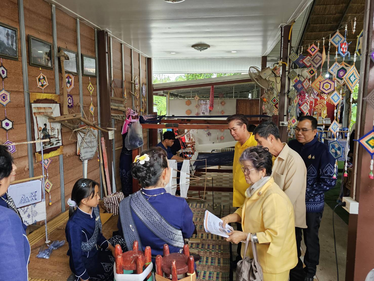 พช.หนองคาย จับมือกลุ่มวิสาหกิจชุมชนทอผ้าพื้นเมืองบ้านโพธิ์ตาก เข้ารับการคัดเลือกหมู่บ้านหัตถกรรมเพื่อเข้ารับรางวัล ”หม่อมงามจิตต์ บุรฉัตร” รางวัลสร้างเสริมคนดีมีคุณธรรม ประจำปี 2567