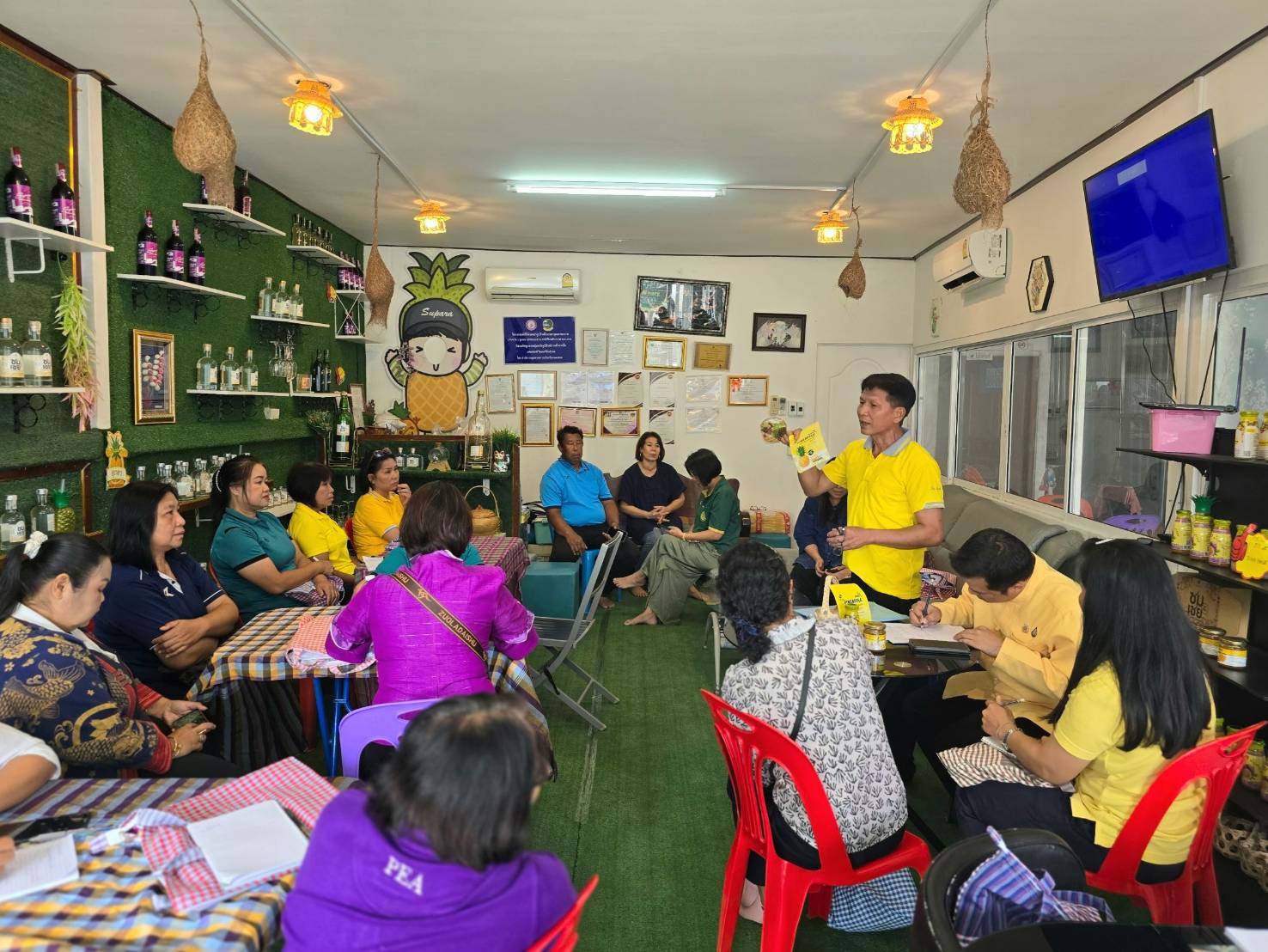 พช.หนองคาย ขับเคลื่อนโครงการส่งเสริมการสร้างรายได้จากกิจการอาหารปลอดภัย พาลงพื้นที่พูดคุยกลุ่มผู้ประกอบการ OTOP ที่ประสบความสำเร็จ