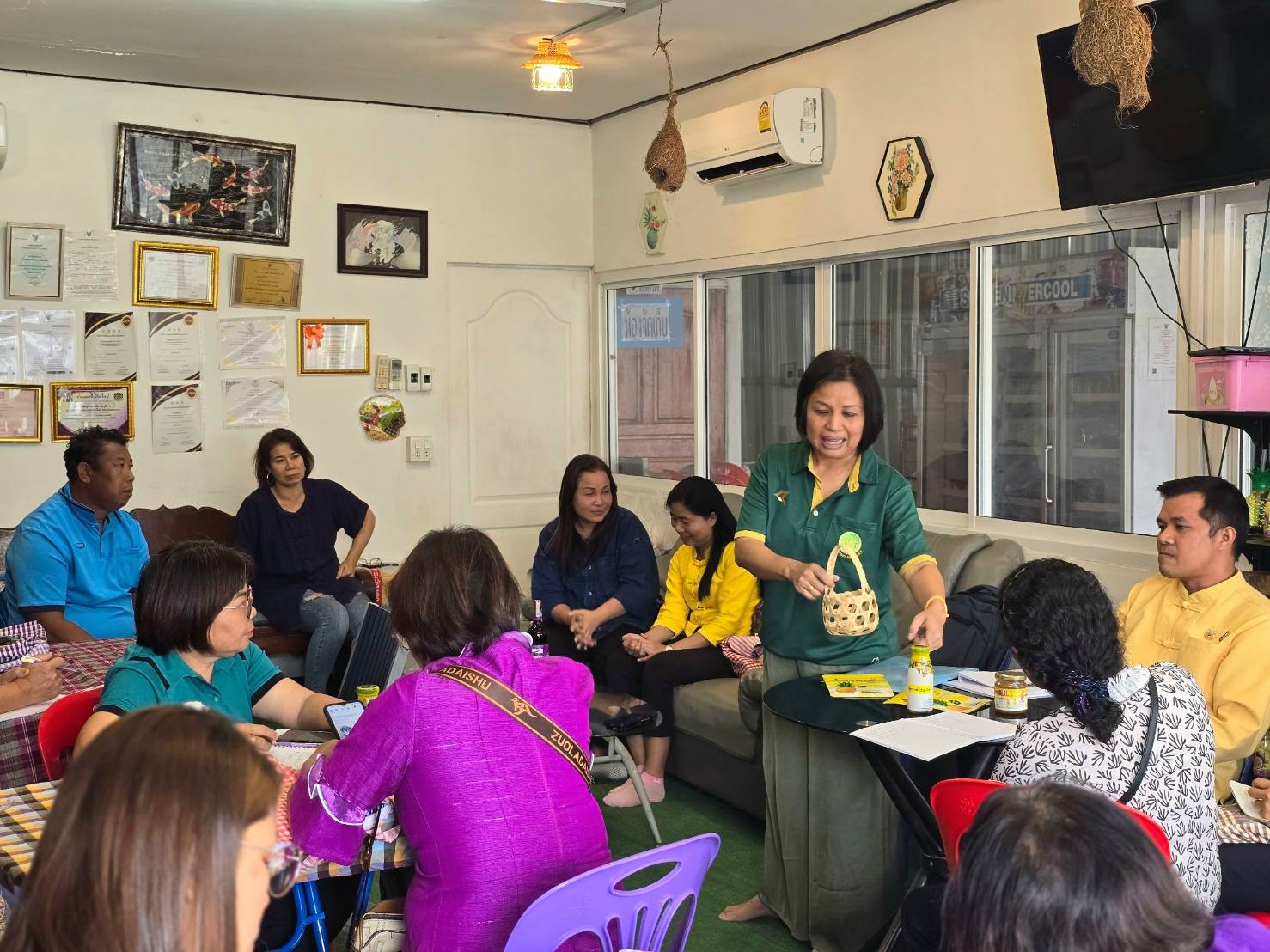 พช.หนองคาย ขับเคลื่อนโครงการส่งเสริมการสร้างรายได้จากกิจการอาหารปลอดภัย พาลงพื้นที่พูดคุยกลุ่มผู้ประกอบการ OTOP ที่ประสบความสำเร็จ