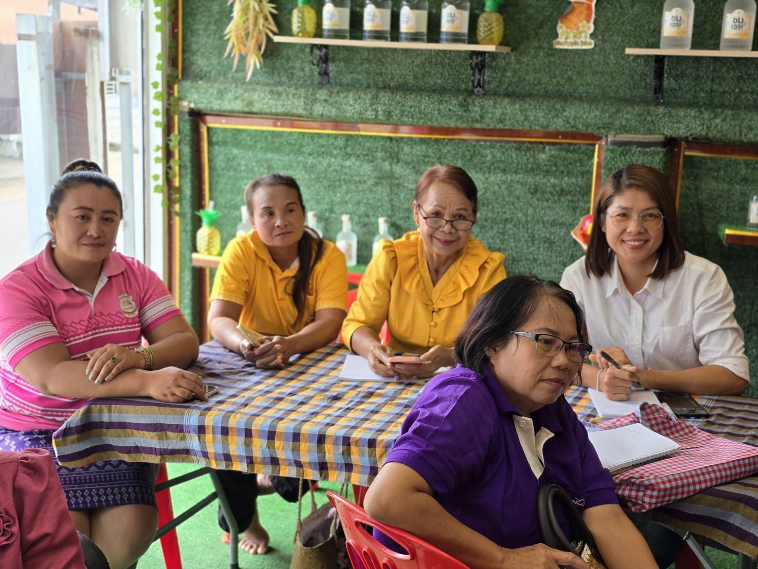 พช.หนองคาย ขับเคลื่อนโครงการส่งเสริมการสร้างรายได้จากกิจการอาหารปลอดภัย พาลงพื้นที่พูดคุยกลุ่มผู้ประกอบการ OTOP ที่ประสบความสำเร็จ