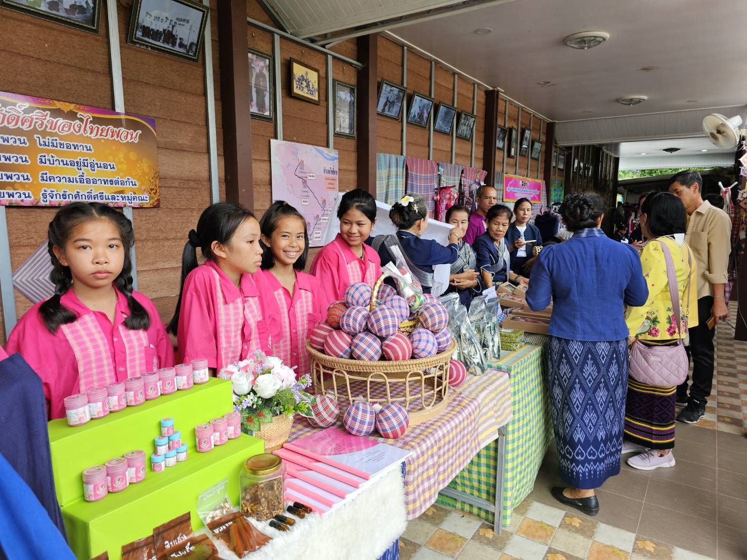 พช.หนองคาย จับมือกลุ่มวิสาหกิจชุมชนทอผ้าพื้นเมืองบ้านโพธิ์ตาก เข้ารับการคัดเลือกหมู่บ้านหัตถกรรมเพื่อเข้ารับรางวัล ”หม่อมงามจิตต์ บุรฉัตร” รางวัลสร้างเสริมคนดีมีคุณธรรม ประจำปี 2567