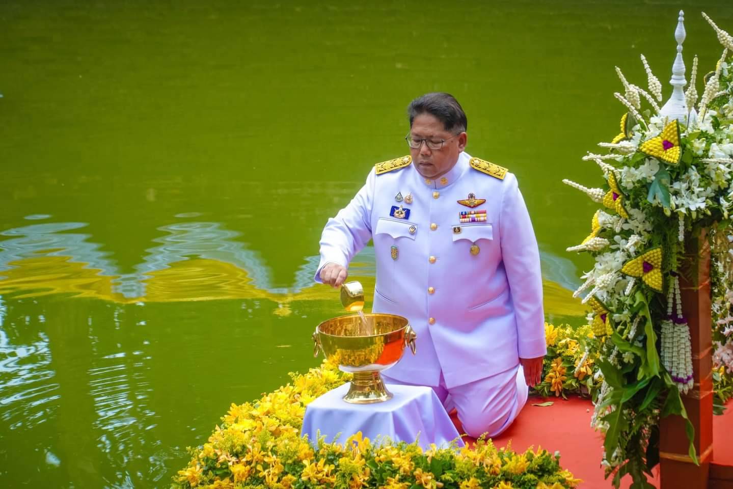 พช.หนองคาย ร่วมพิธีพลีกรรมตักน้ำจากแหล่งน้ำศักดิ์สิทธิ์ ณ สระมุจลินท์ วัดพระธาตุบังพวน ตำบลพระธาตุบังพวน จังหวัดหนองคาย