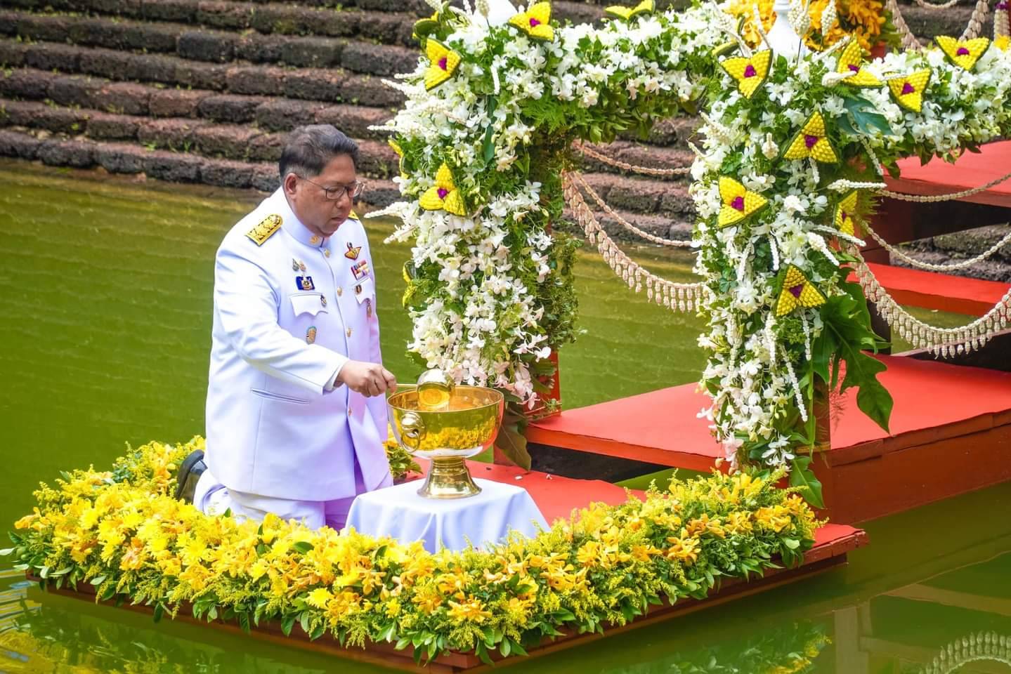 พช.หนองคาย ร่วมพิธีพลีกรรมตักน้ำจากแหล่งน้ำศักดิ์สิทธิ์ ณ สระมุจลินท์ วัดพระธาตุบังพวน ตำบลพระธาตุบังพวน จังหวัดหนองคาย