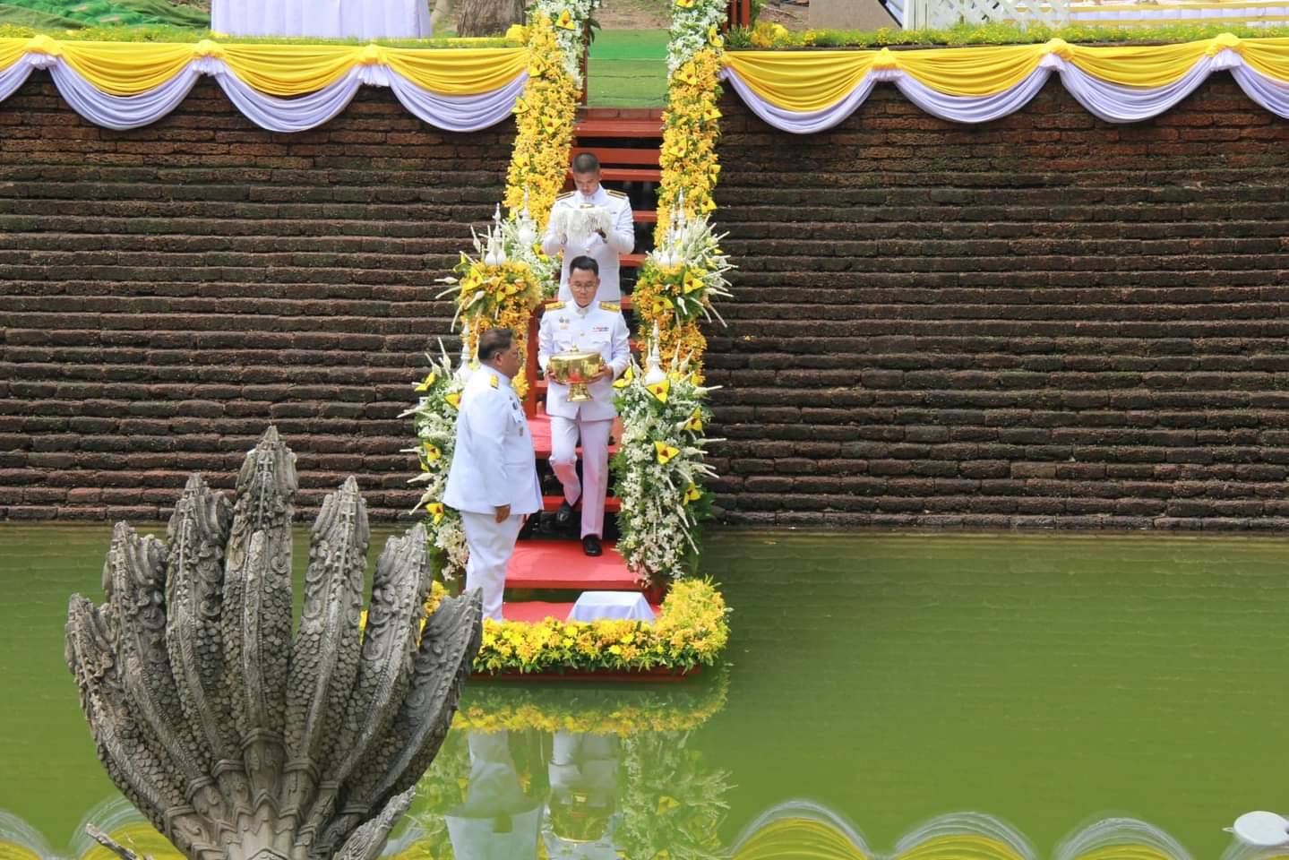 พช.หนองคาย ร่วมพิธีพลีกรรมตักน้ำจากแหล่งน้ำศักดิ์สิทธิ์ ณ สระมุจลินท์ วัดพระธาตุบังพวน ตำบลพระธาตุบังพวน จังหวัดหนองคาย