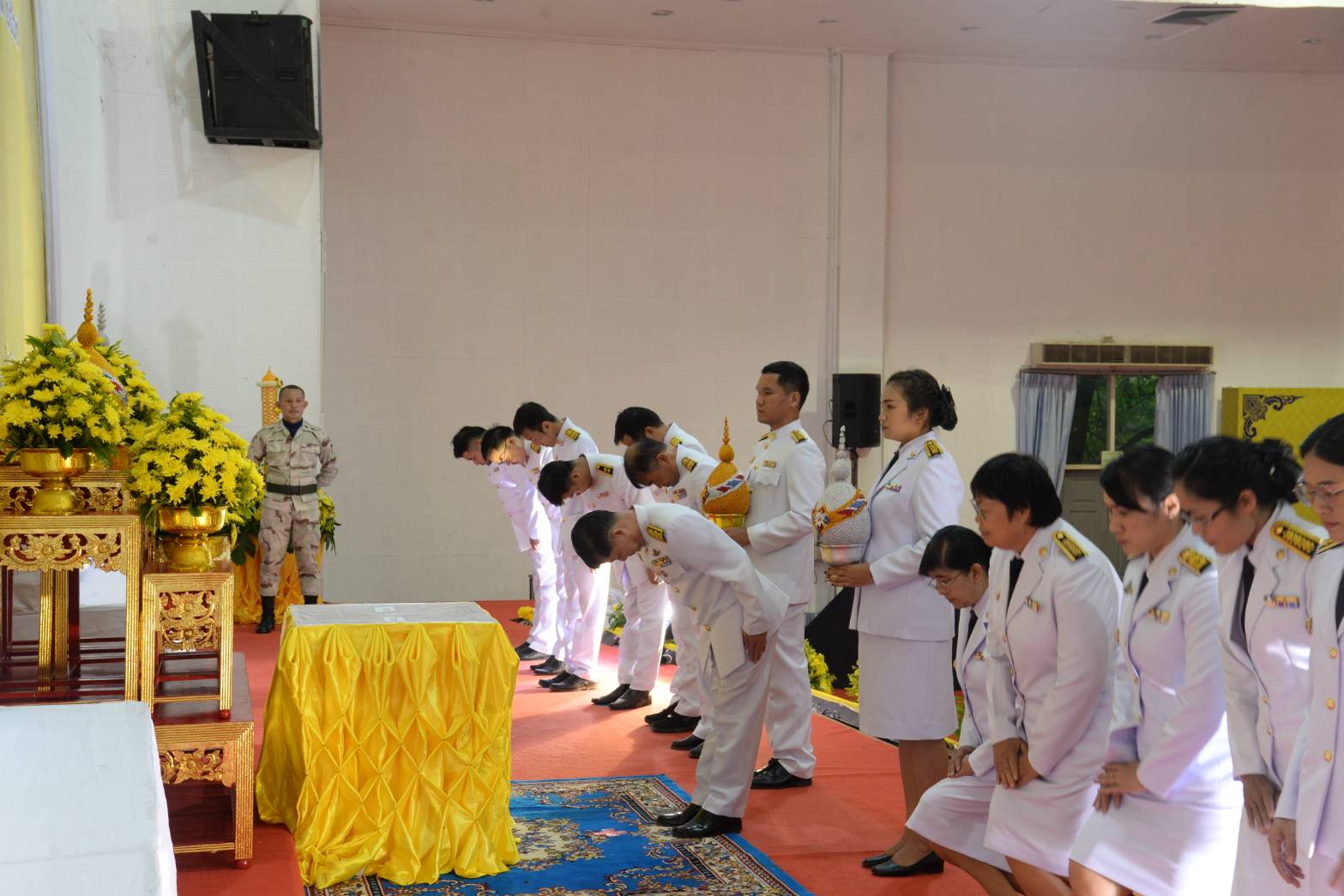 พช.หนองคาย ร่วมพิธีถวายเครื่องราชสักการะและวางพานพุ่ม และจุดเทียนถวายพระชัยมงคล เฉลิมพระเกียรติพระบาทสมเด็จพระเจ้าอยู่หัว เนื่องในโอกาสมหามงคลเฉลิมพระชนมพรรษา 6 รอบ 28 กรกฎาคม 2567