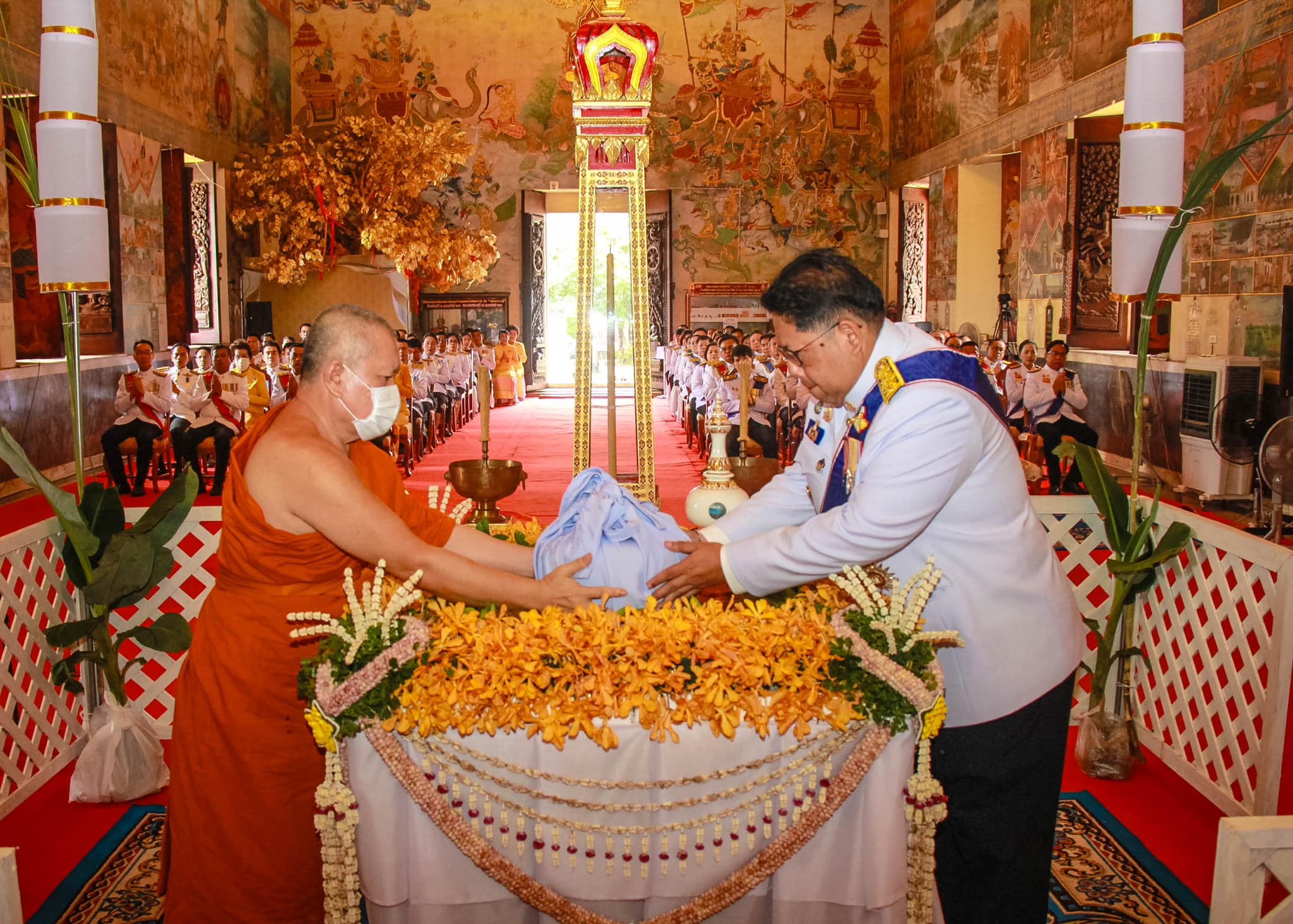 พช.หนองคาย ร่วมพิธีเวียนเทียนสมโภชน้ำพระพุทธมนต์ศักดิ์สิทธิ์ ณ พระอุโบสถ วัดโพธิ์ชัย พระอารามหลวง อำเภอเมืองหนองคาย จังหวัดหนองคาย
