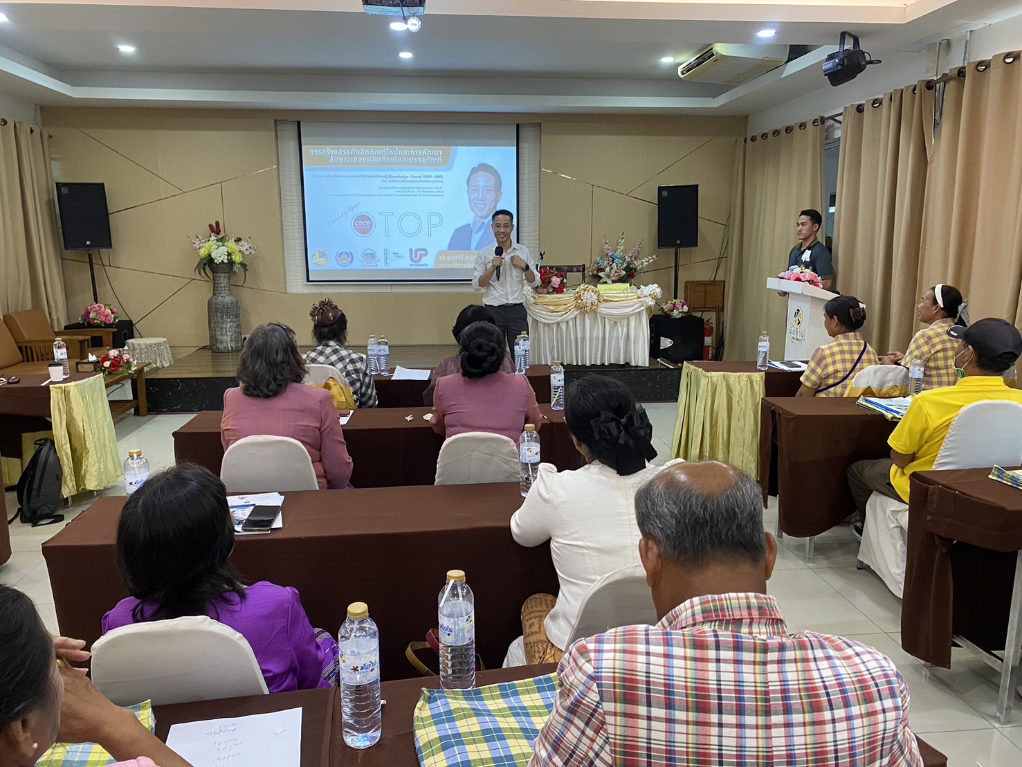 หนองคาย ส่งเสริมกระบวนการเครือข่ายองค์ความรู้ (Knowledge – Based OTOP : KBO) จัดกิจกรรมประชุมให้ความรู้แก่ผู้ผลิต ผู้ประกอบการ OTOP เพื่อพัฒนาผลิตภัณฑ์ให้มีมูลค่าเพิ่มขึ้น