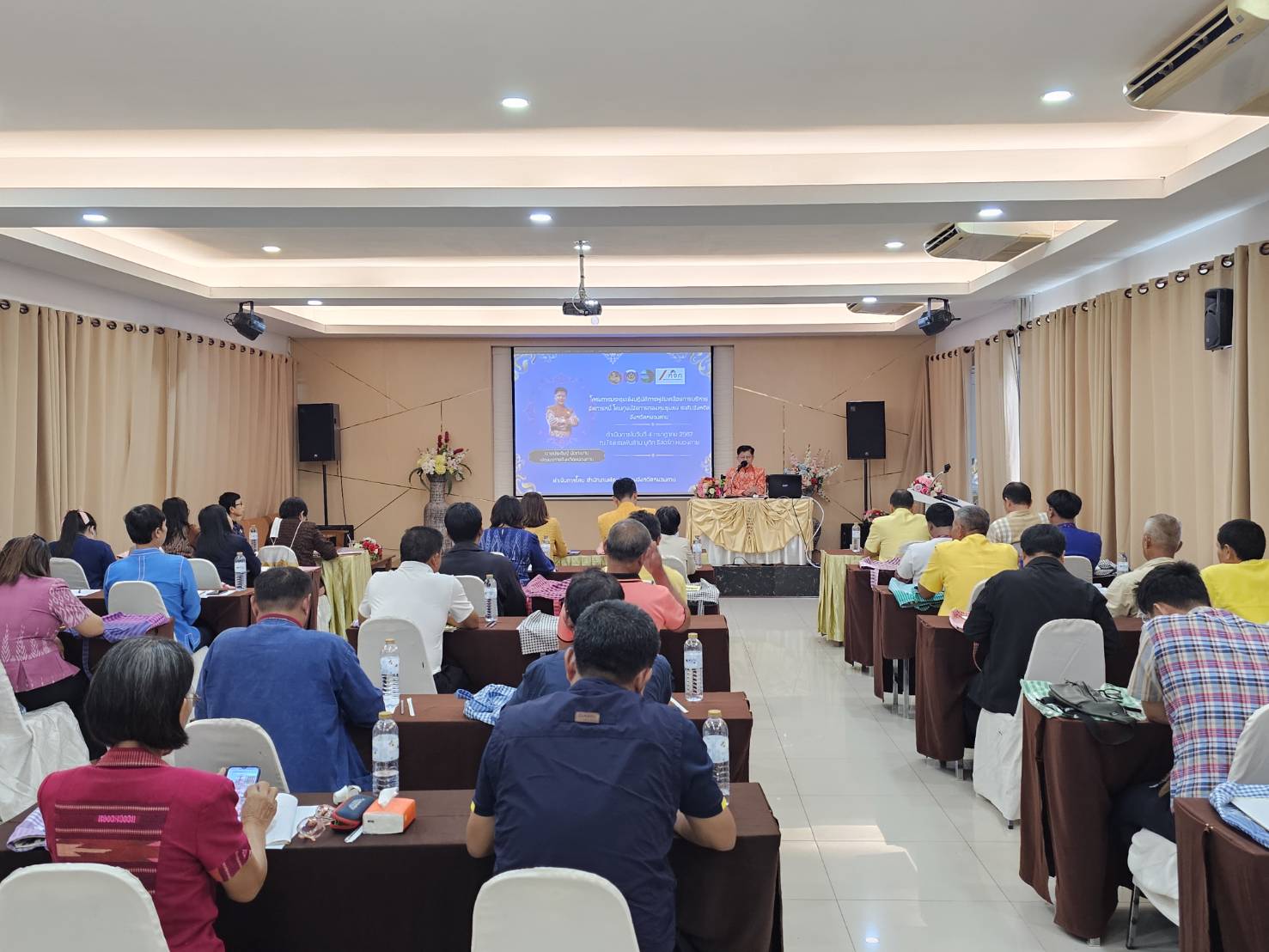 พช.หนองคาย ติวเข้ม!!! การบริหารจัดการหนี้ จัดประชุมเชิงปฏิบัติการผู้ขับเคลื่อนการบริหารจัดการหนี้ โดยศูนย์จัดการกองทุนชุมชนระดับจังหวัด