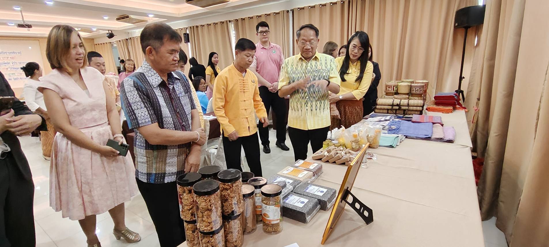 หนองคาย ส่งเสริมกระบวนการเครือข่ายองค์ความรู้ (Knowledge – Based OTOP : KBO) จัดกิจกรรมประชุมให้ความรู้แก่ผู้ผลิต ผู้ประกอบการ OTOP เพื่อพัฒนาผลิตภัณฑ์ให้มีมูลค่าเพิ่มขึ้น