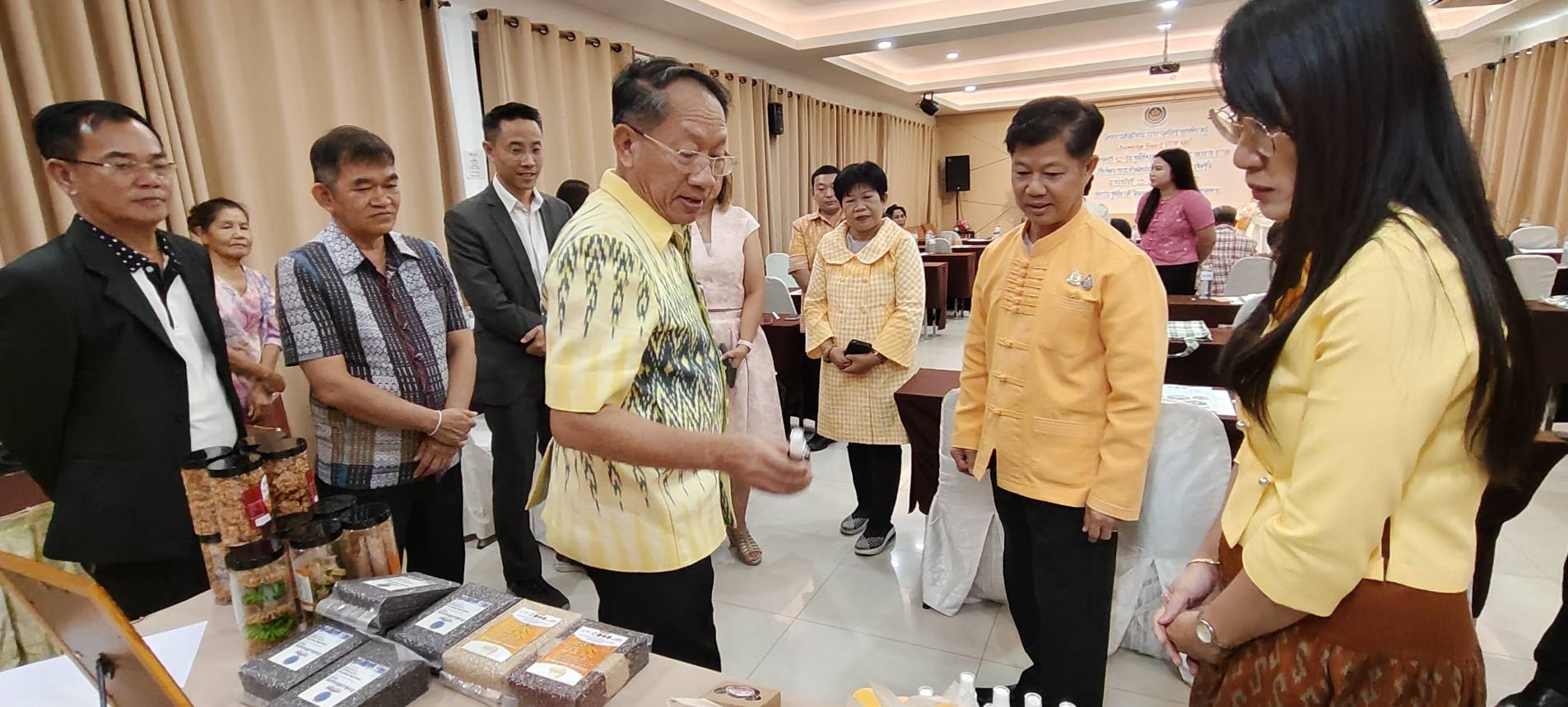 หนองคาย ส่งเสริมกระบวนการเครือข่ายองค์ความรู้ (Knowledge – Based OTOP : KBO) จัดกิจกรรมประชุมให้ความรู้แก่ผู้ผลิต ผู้ประกอบการ OTOP เพื่อพัฒนาผลิตภัณฑ์ให้มีมูลค่าเพิ่มขึ้น