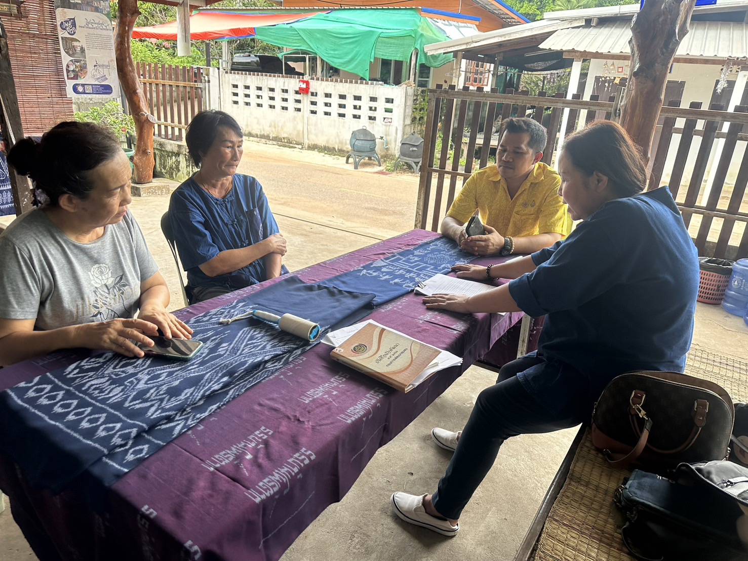 พช.หนองคาย ลงพื้นที่ติดตามกลุ่มทอผ้า เพื่อเข้าร่วมการประกวดผ้าลายพระราชทาน “ผ้าลายสิริวชิราภรณ์” อ.โพธิ์ตาก
