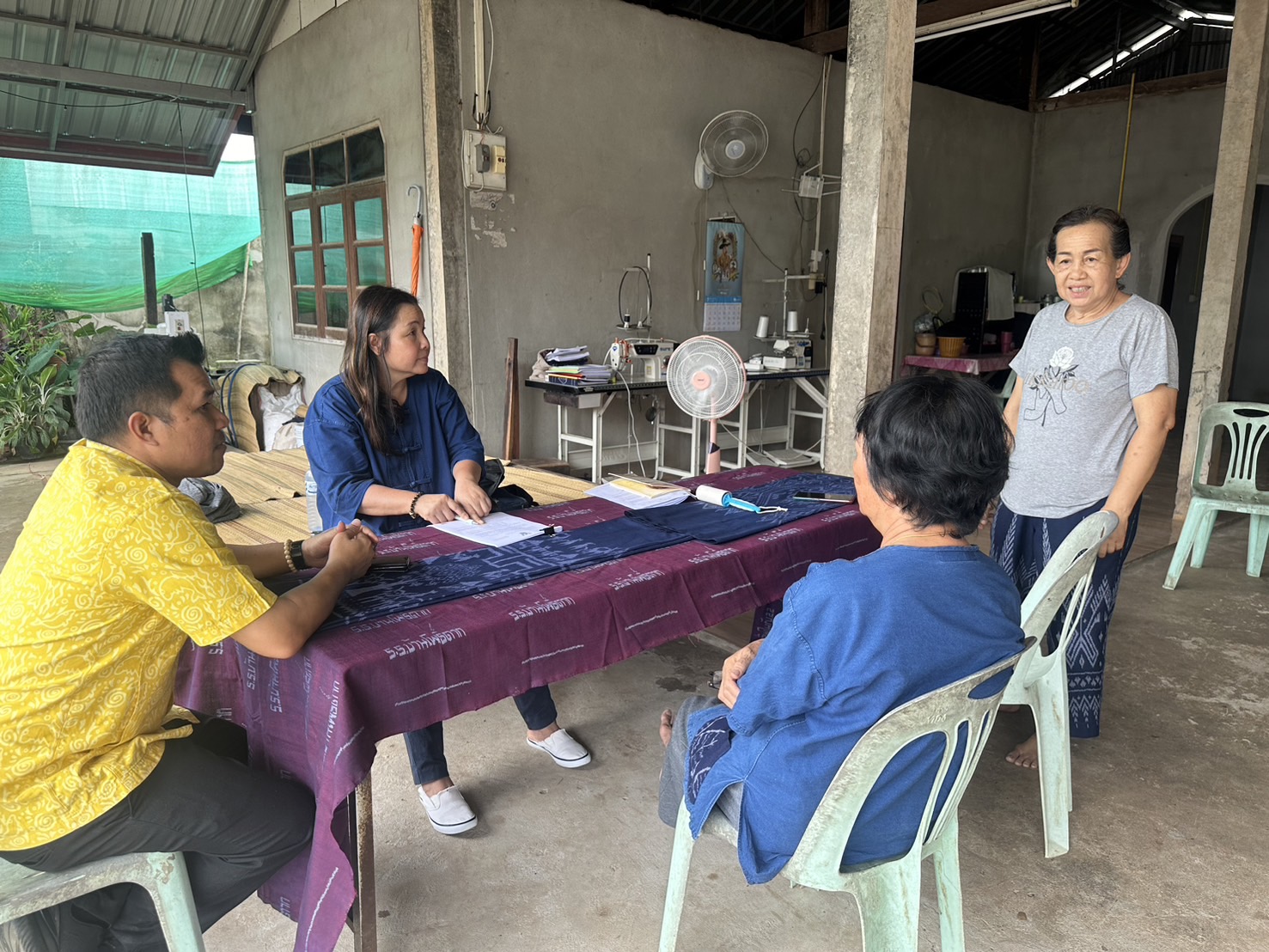 พช.หนองคาย ลงพื้นที่ติดตามกลุ่มทอผ้า เพื่อเข้าร่วมการประกวดผ้าลายพระราชทาน “ผ้าลายสิริวชิราภรณ์” อ.โพธิ์ตาก