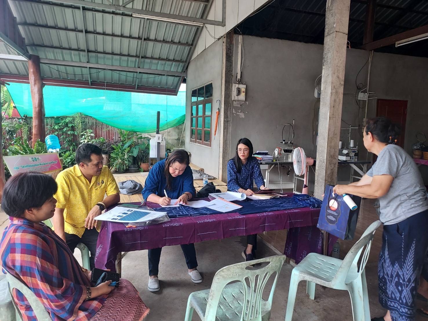 พช.หนองคาย ลงพื้นที่ติดตามกลุ่มทอผ้า เพื่อเข้าร่วมการประกวดผ้าลายพระราชทาน “ผ้าลายสิริวชิราภรณ์” อ.โพธิ์ตาก