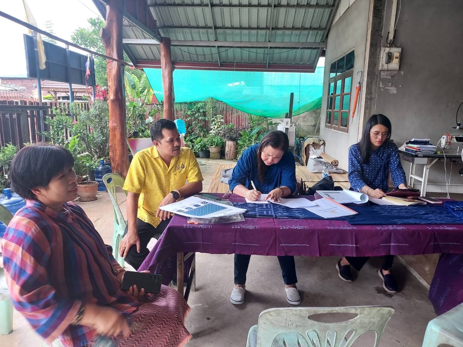 พช.หนองคาย ลงพื้นที่ติดตามกลุ่มทอผ้า เพื่อเข้าร่วมการประกวดผ้าลายพระราชทาน “ผ้าลายสิริวชิราภรณ์” อ.โพธิ์ตาก