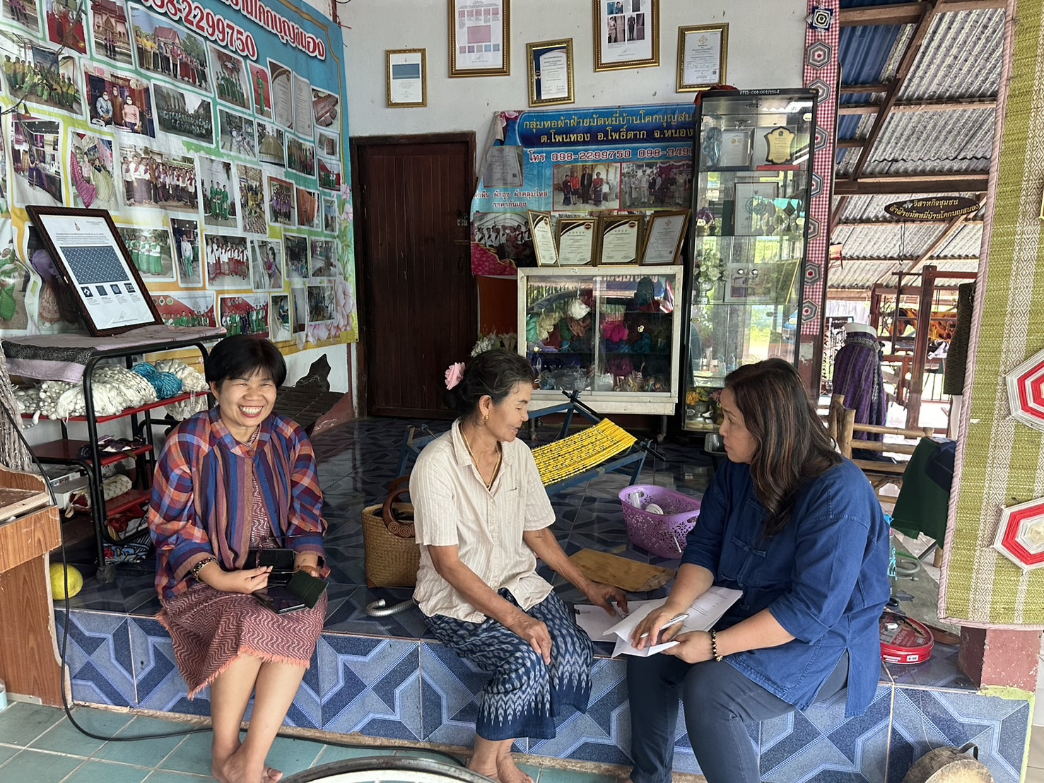 พช.หนองคาย ลงพื้นที่ติดตามกลุ่มทอผ้า เพื่อเข้าร่วมการประกวดผ้าลายพระราชทาน “ผ้าลายสิริวชิราภรณ์” อ.โพธิ์ตาก