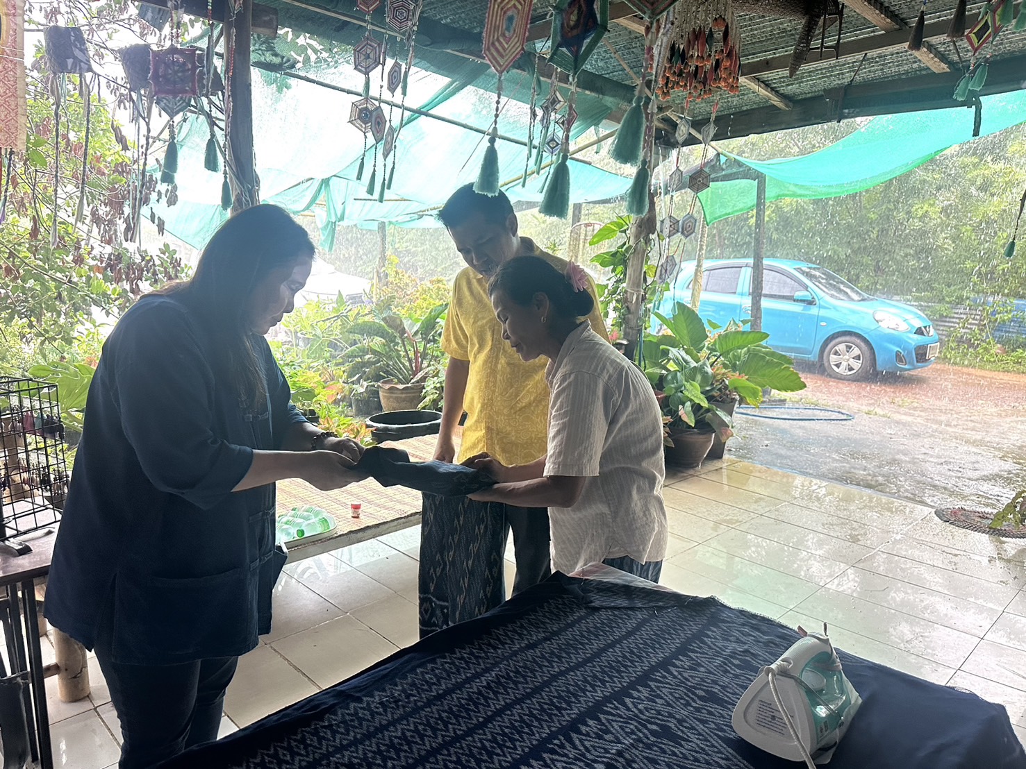 พช.หนองคาย ลงพื้นที่ติดตามกลุ่มทอผ้า เพื่อเข้าร่วมการประกวดผ้าลายพระราชทาน “ผ้าลายสิริวชิราภรณ์” อ.โพธิ์ตาก